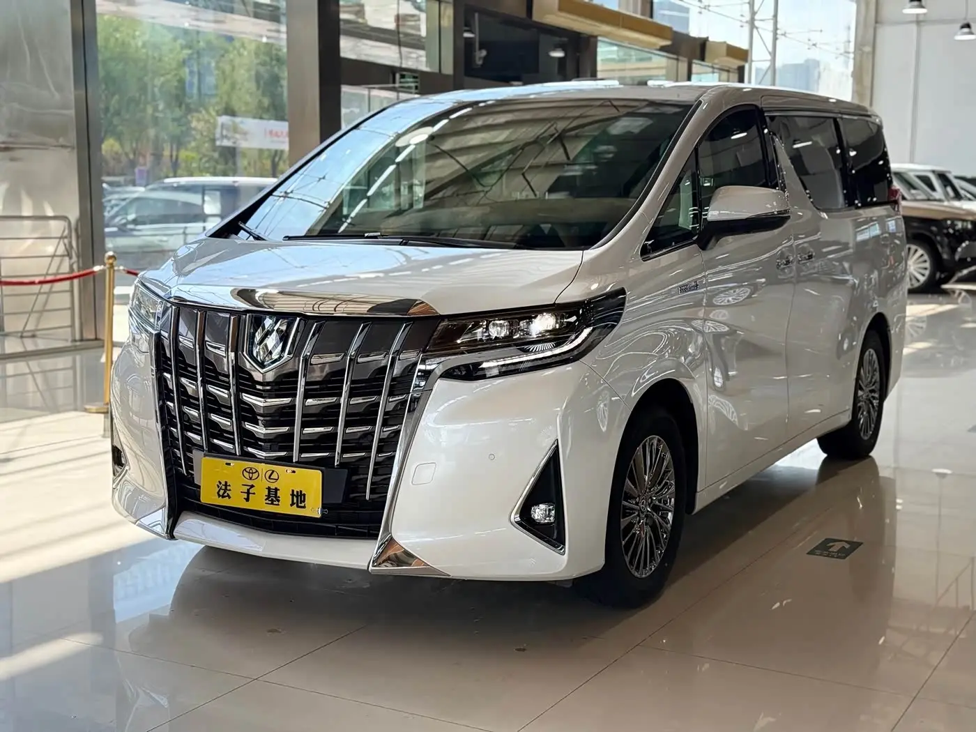 Toyota Alphard 2022 — Фото 3/20