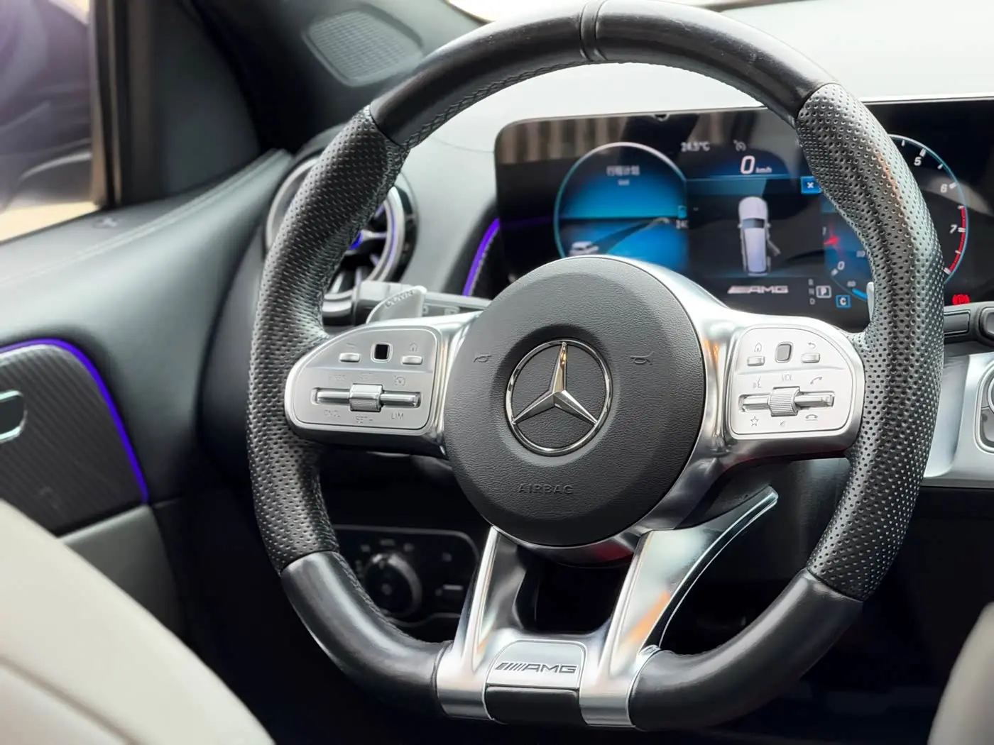 Mercedes-Benz GLB AMG 2022 — Photo 15/20