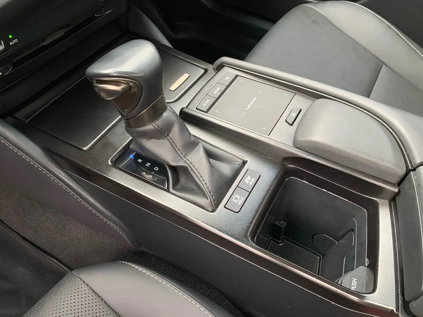 Lexus ES 2021 — Photo 19/20