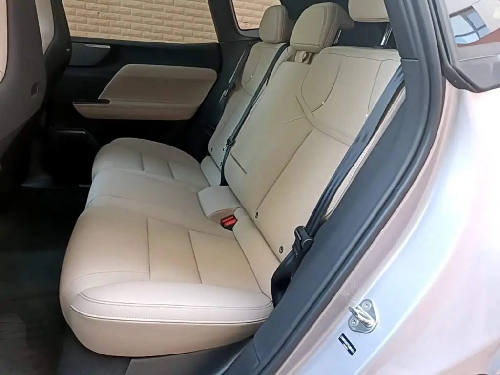 Volvo XC70 Plug-in Hybrid 2025 — Фото 17/20