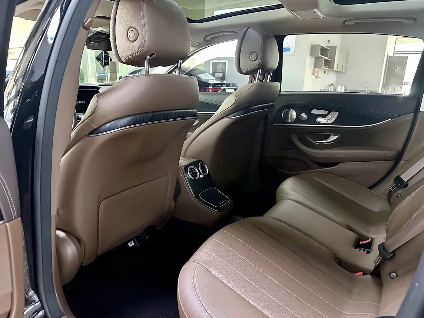 Mercedes-Benz E-Class 2023 — Photo 11/17