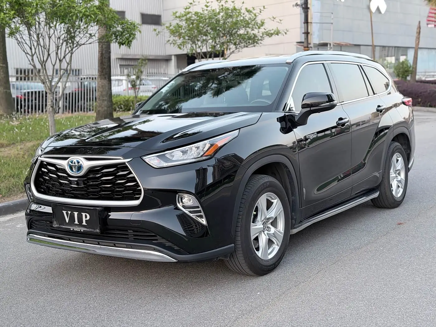 Toyota Highlander 2022 — Фото 1/15