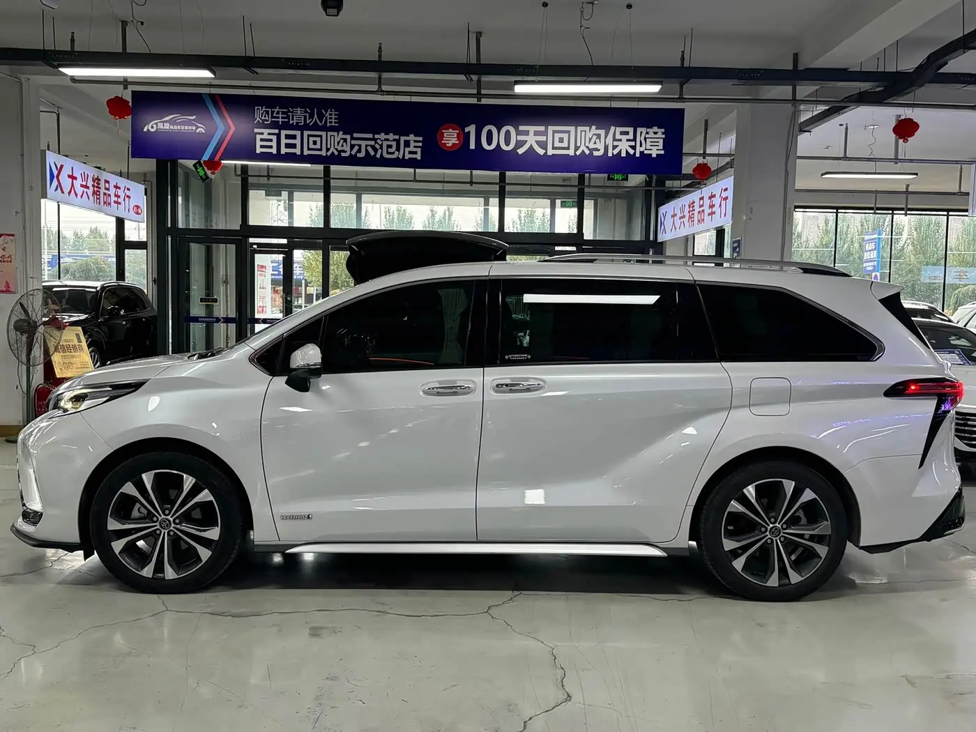 Toyota Granvia 2024 — Photo 4/9