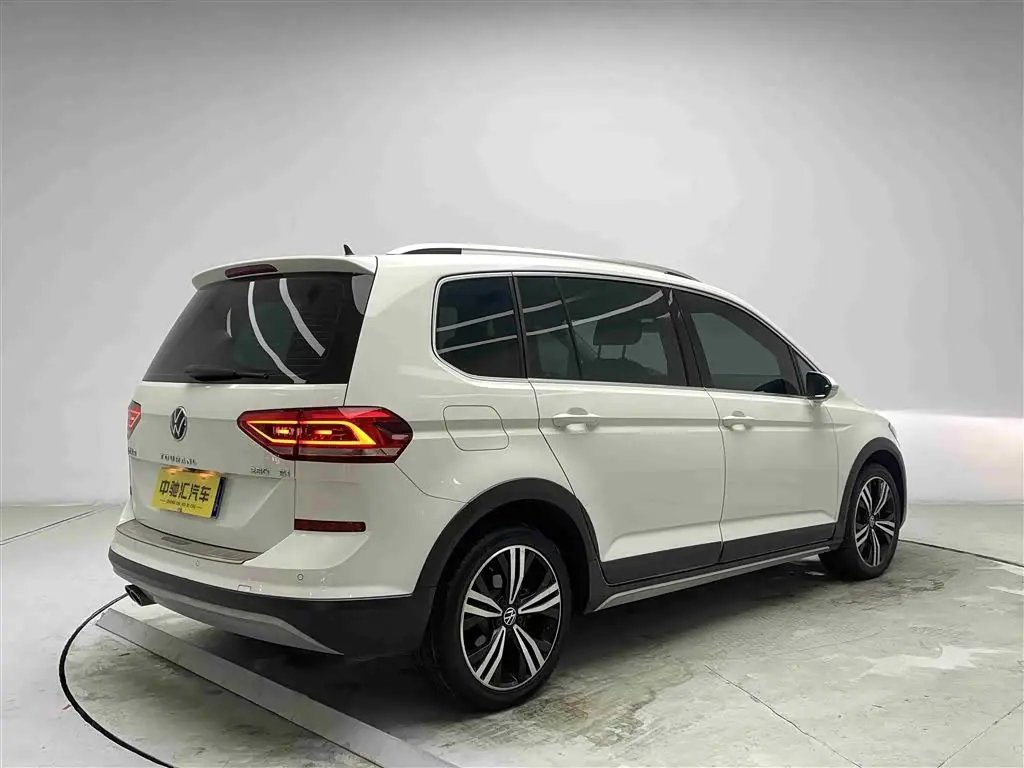 Volkswagen Touran 2021 — Photo 18/20