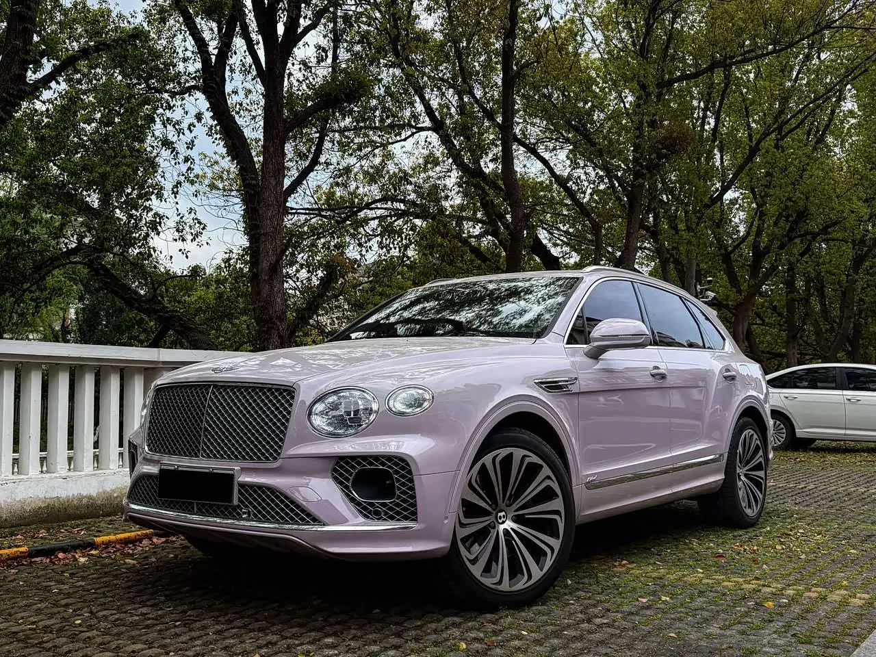 Bentley Bentayga Hybrid 2022 — Фото 1/17