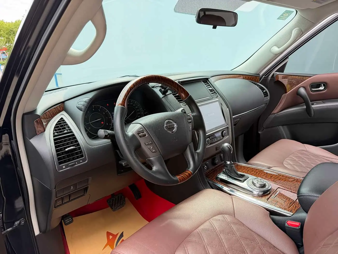 Nissan Patrol 2019 — Photo 10/17