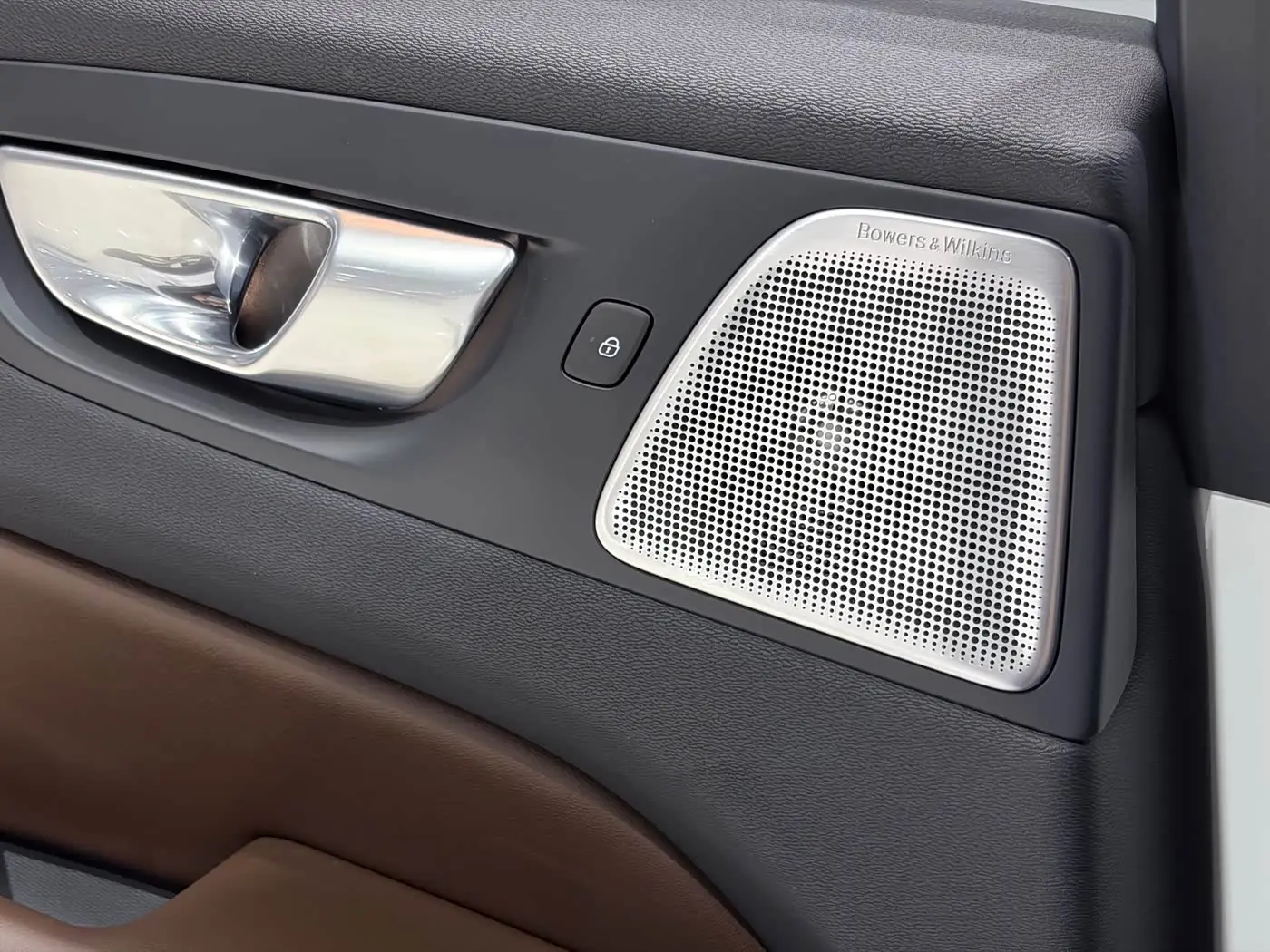 Volvo XC60 Plug-in Hybrid 2024 — Photo 17/20