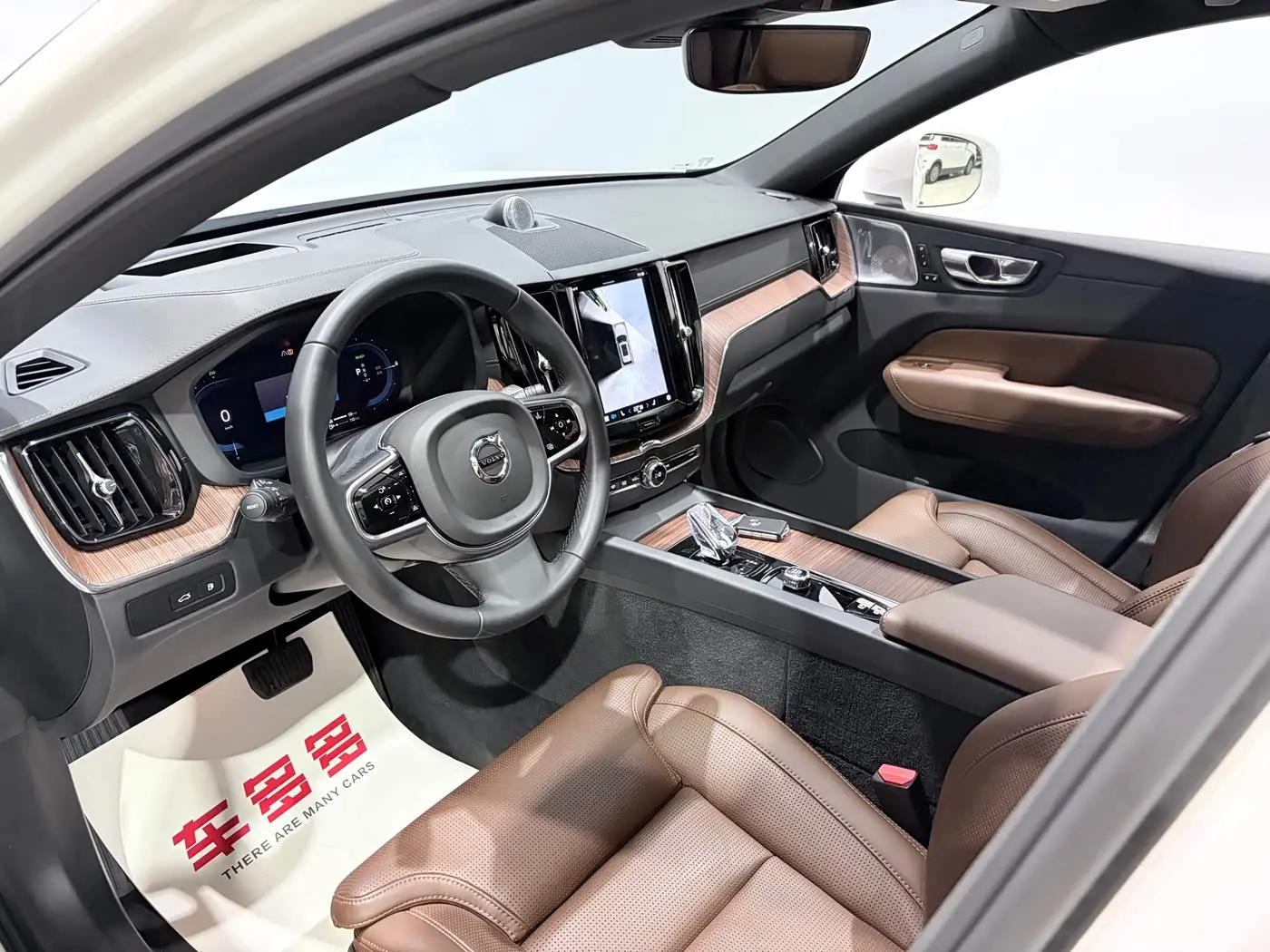 Volvo XC60 Plug-in Hybrid 2024 — Photo 12/20