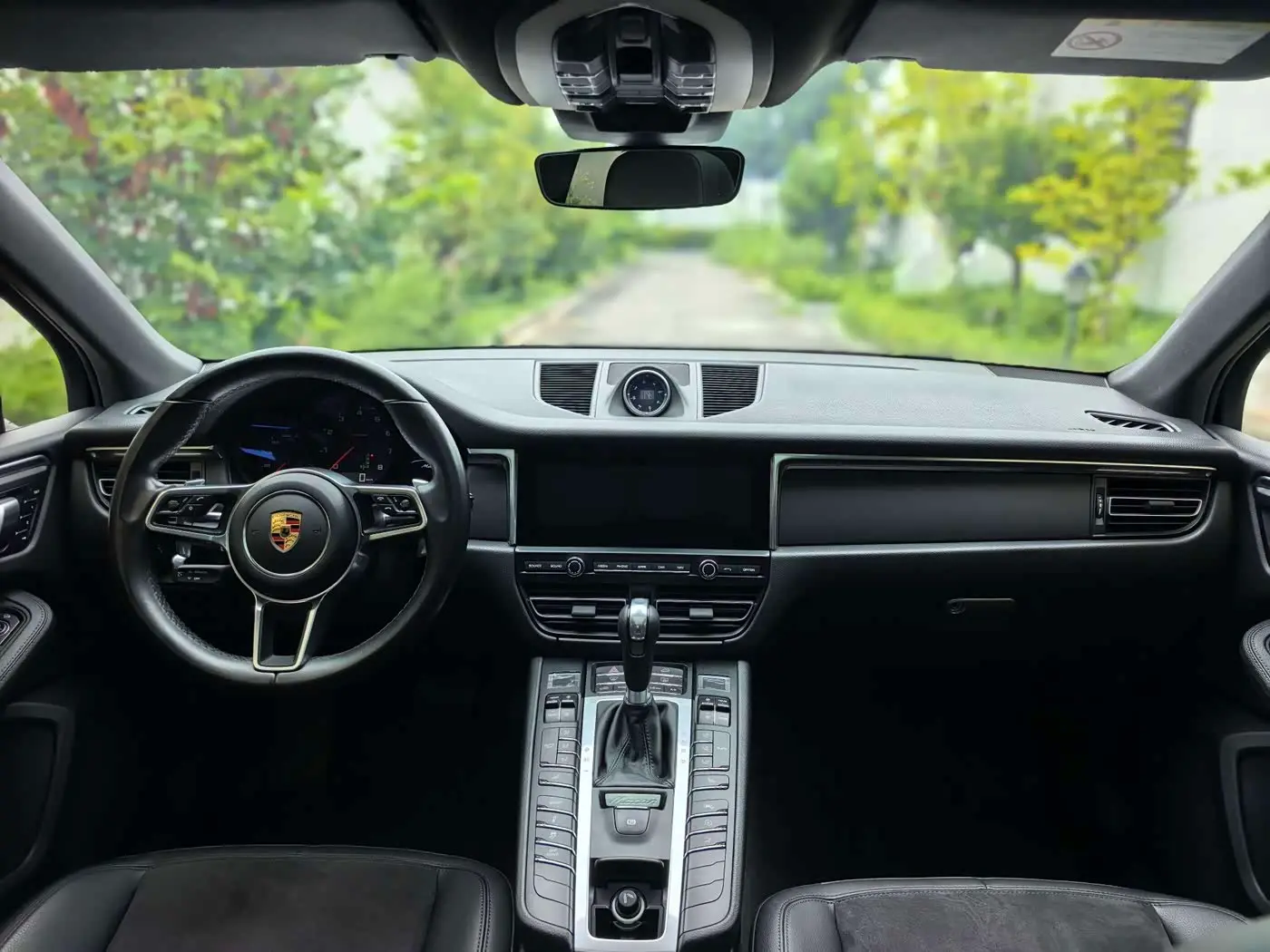 Porsche Macan 2022 — ფოტო 8/15