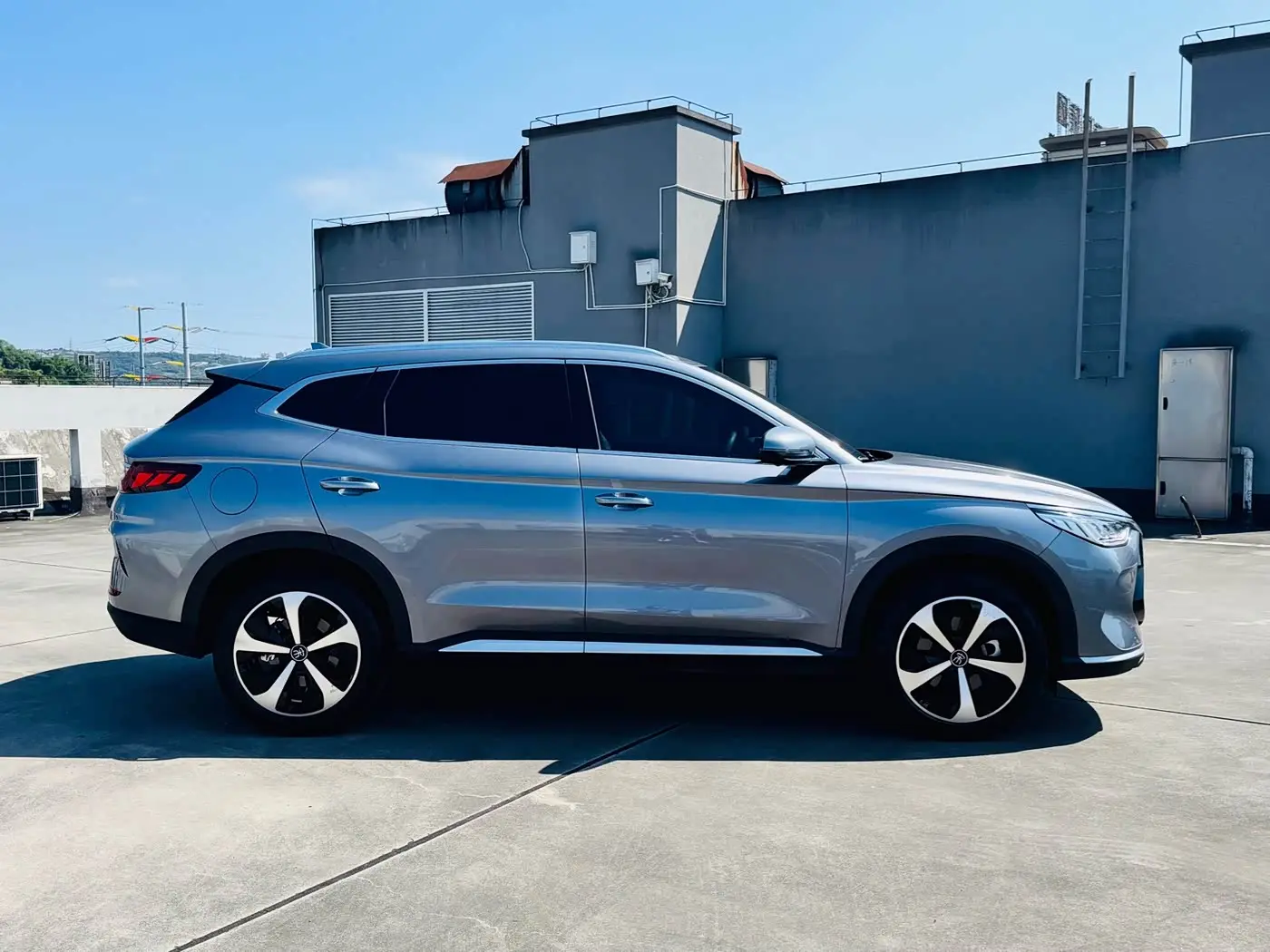 BYD Song PLUS PHEV 2023 — Photo 7/18