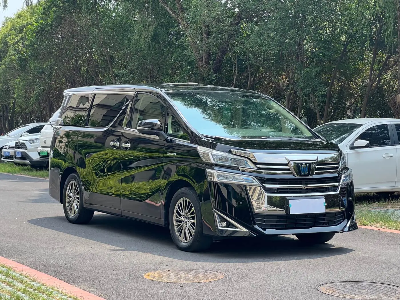 Toyota Vellfire 2022 — Photo 3/18