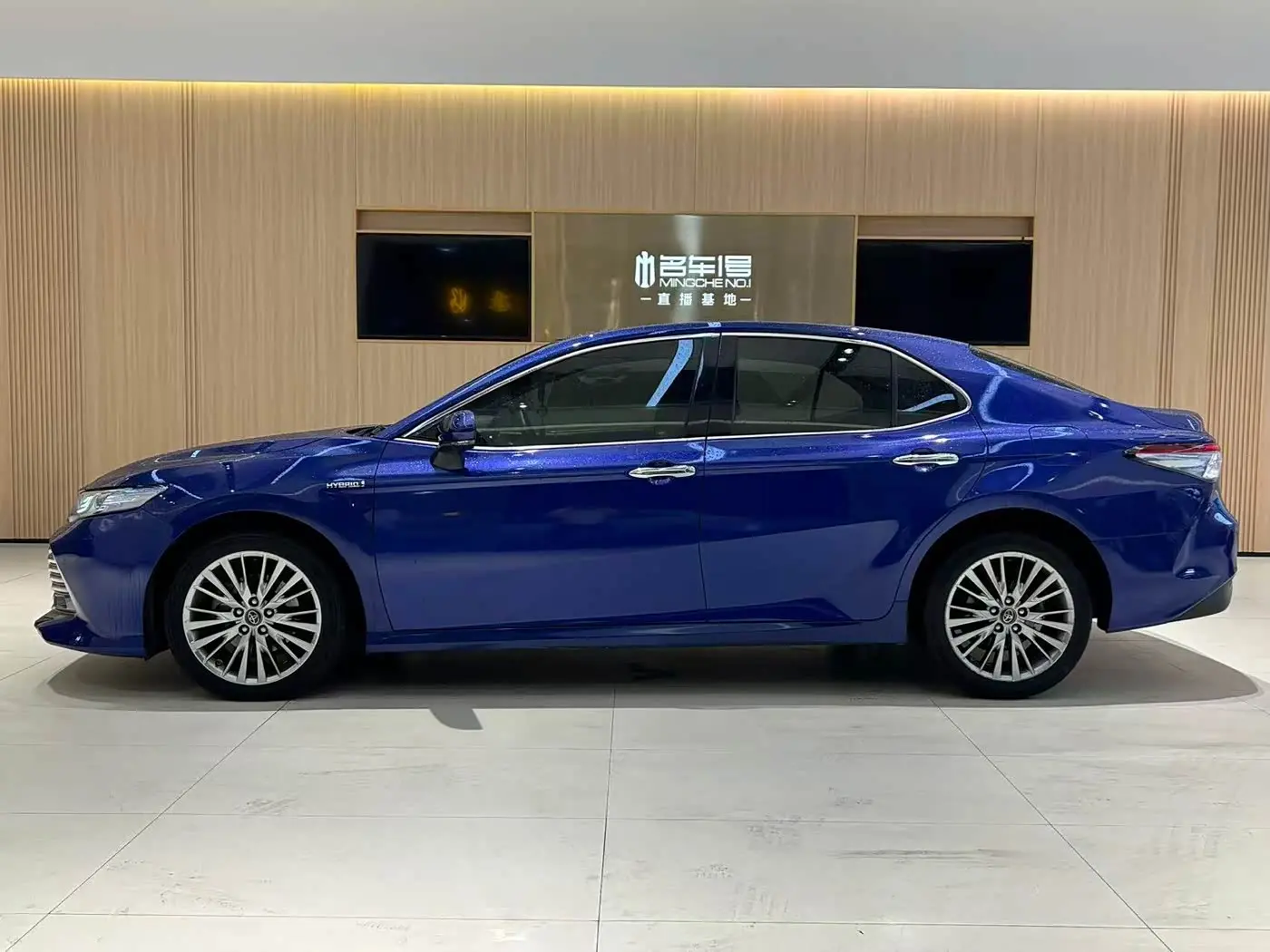 Toyota Camry 2018 — Фото 3/17