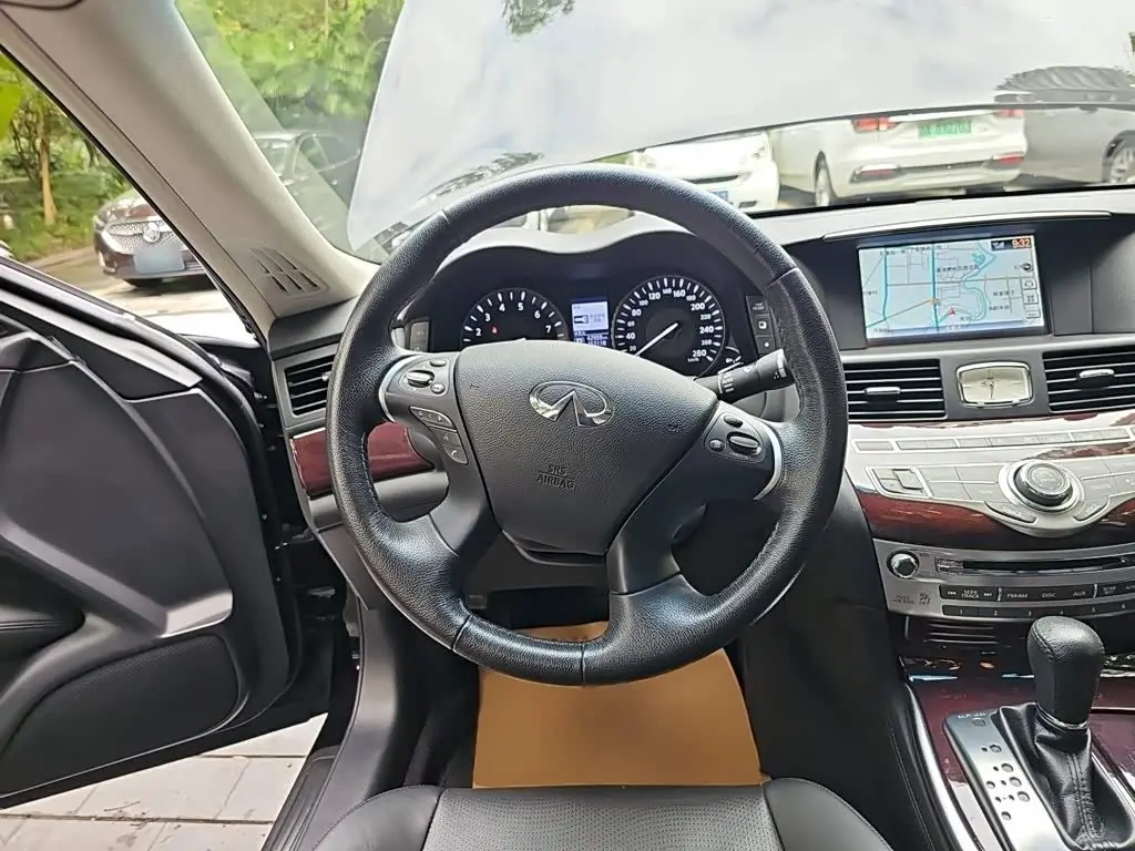 Infiniti Q70 2017 — Photo 3/20