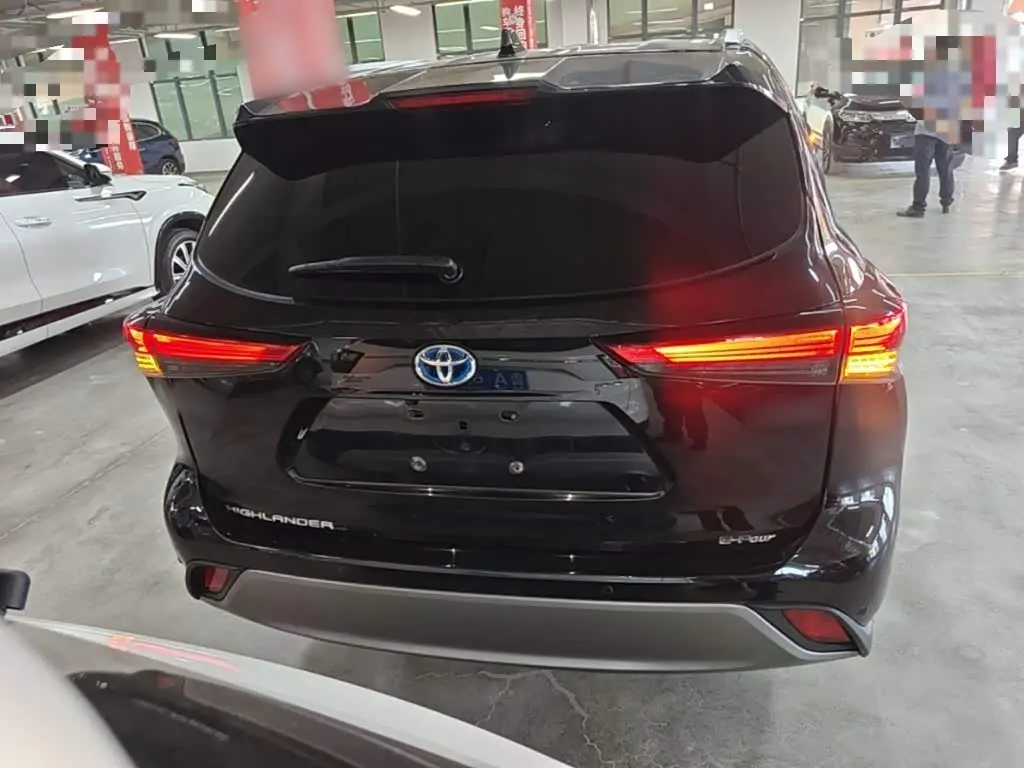 Toyota Highlander 2023 — Photo 6/20