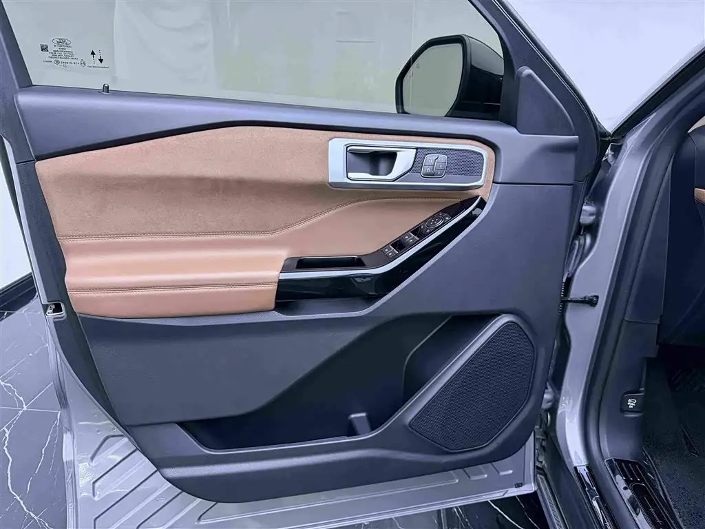 Ford Explorer 2023 — ფოტო 13/20