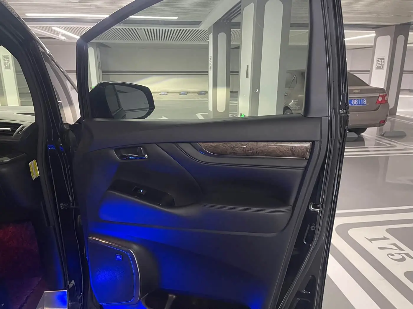 Toyota Alphard 2020 — Photo 20/20
