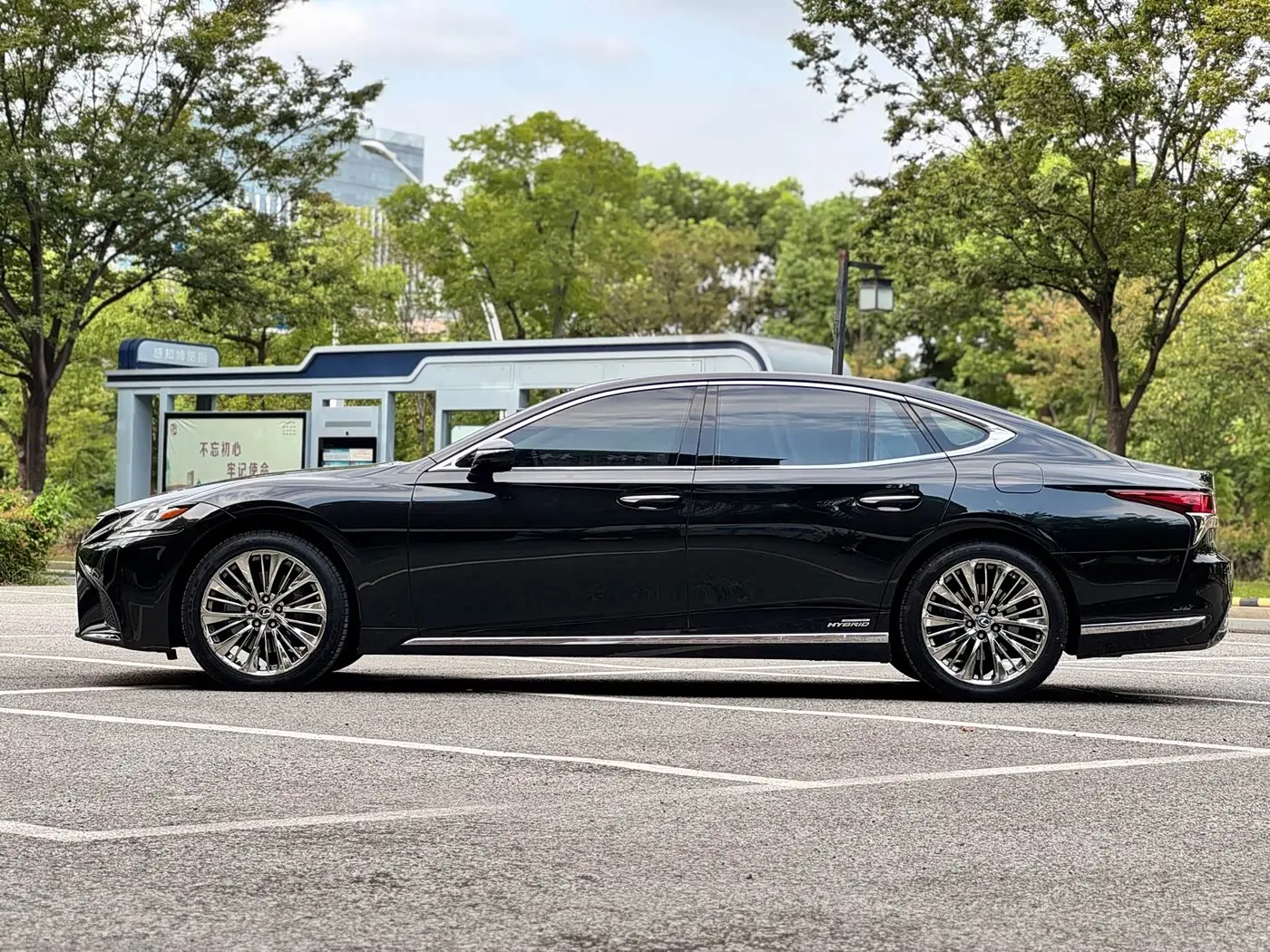 Lexus LS 2018 — Photo 6/19