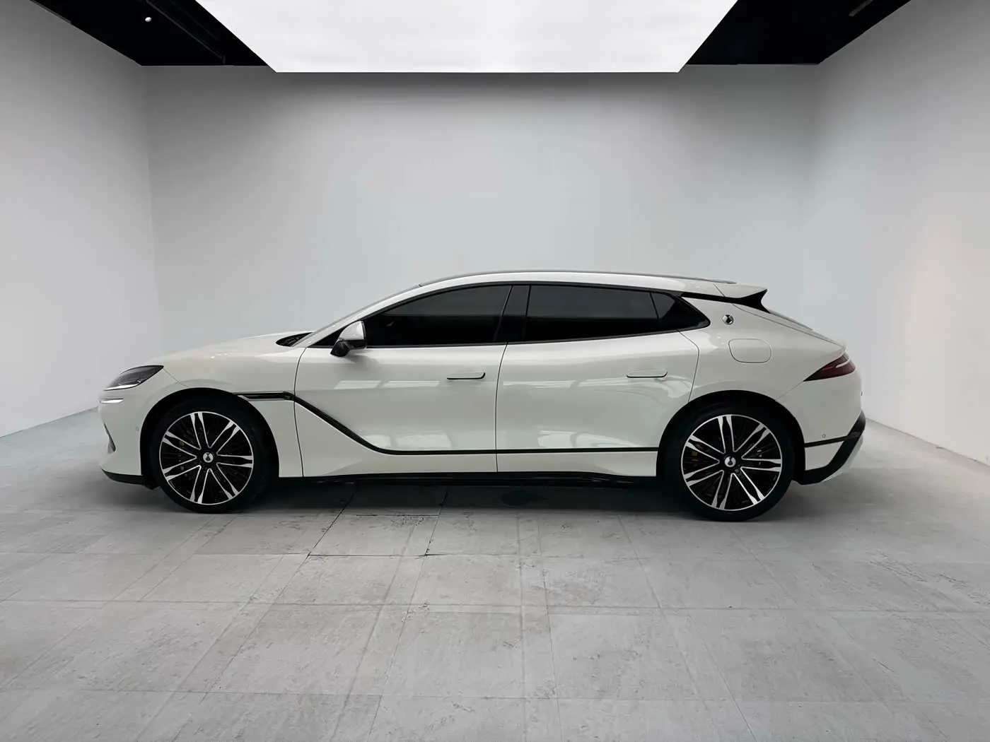 Denza Z9GT 2025 — Photo 4/14