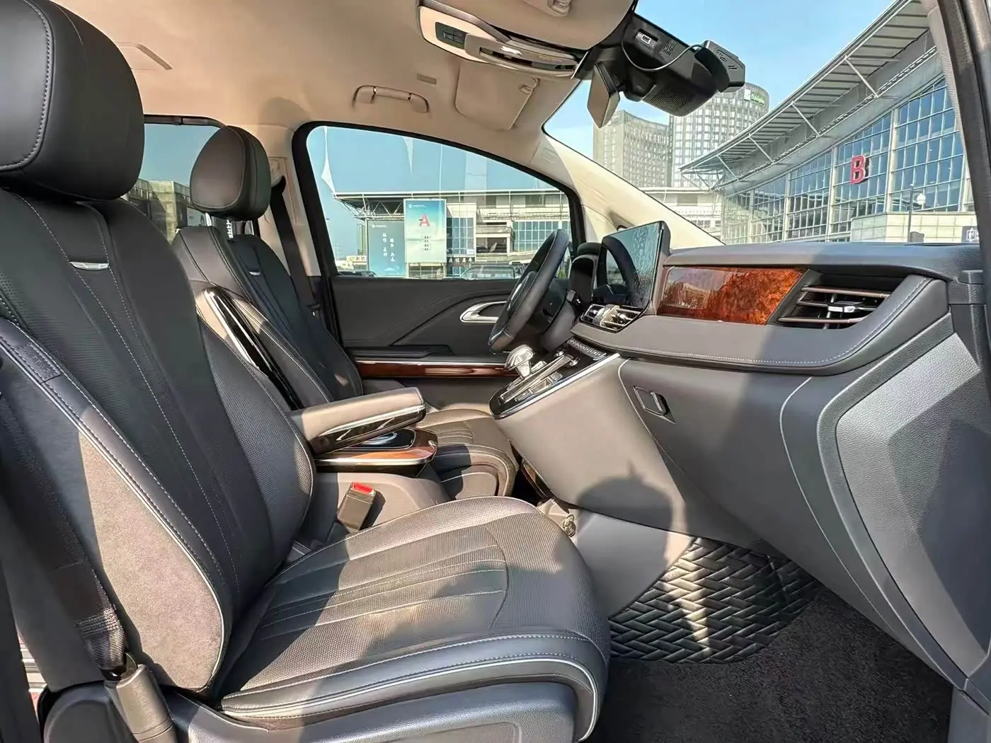 Hongqi HQ9 2023 — Şəkil 13/14