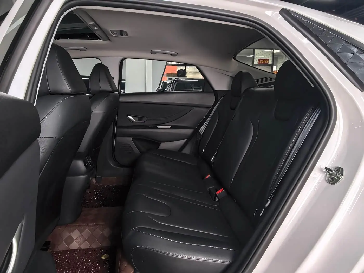 Hyundai Elantra 2023 — Photo 9/20