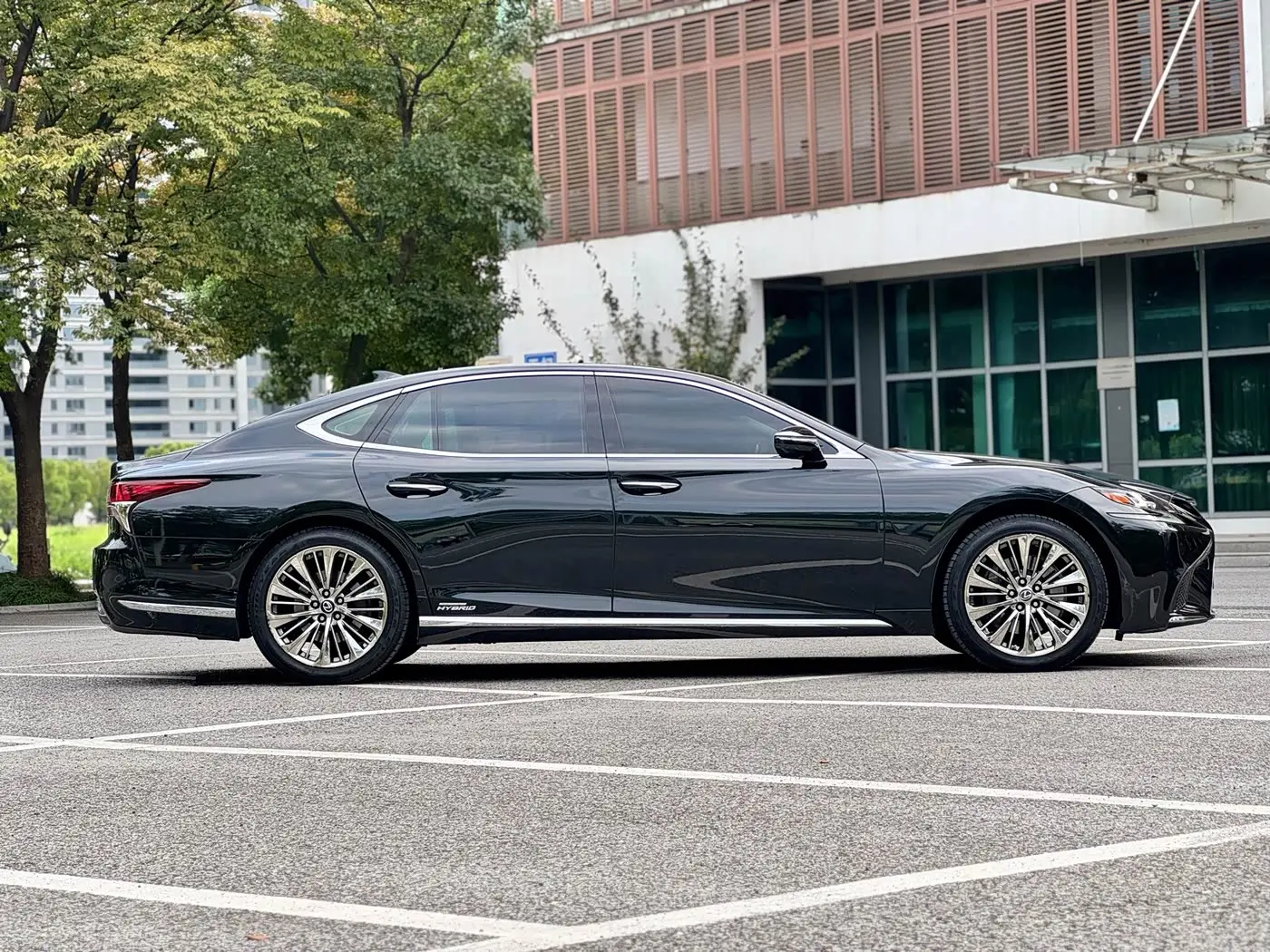 Lexus LS 2018 — Photo 7/19