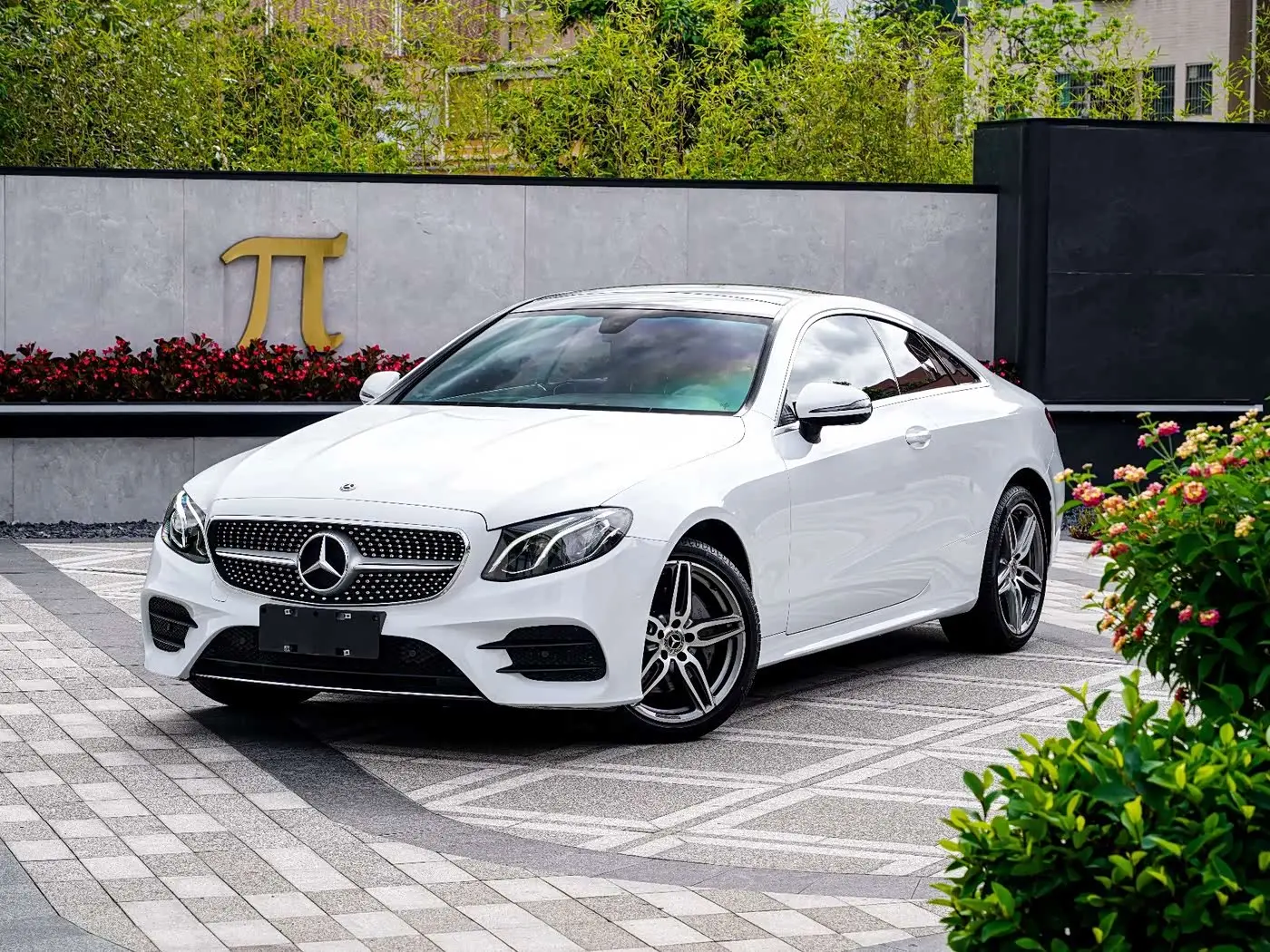 Mercedes-Benz E-Class 2019 — Photo 9/19