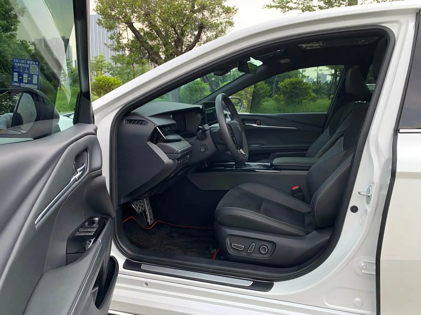 Toyota Camry 2025 — Photo 7/17