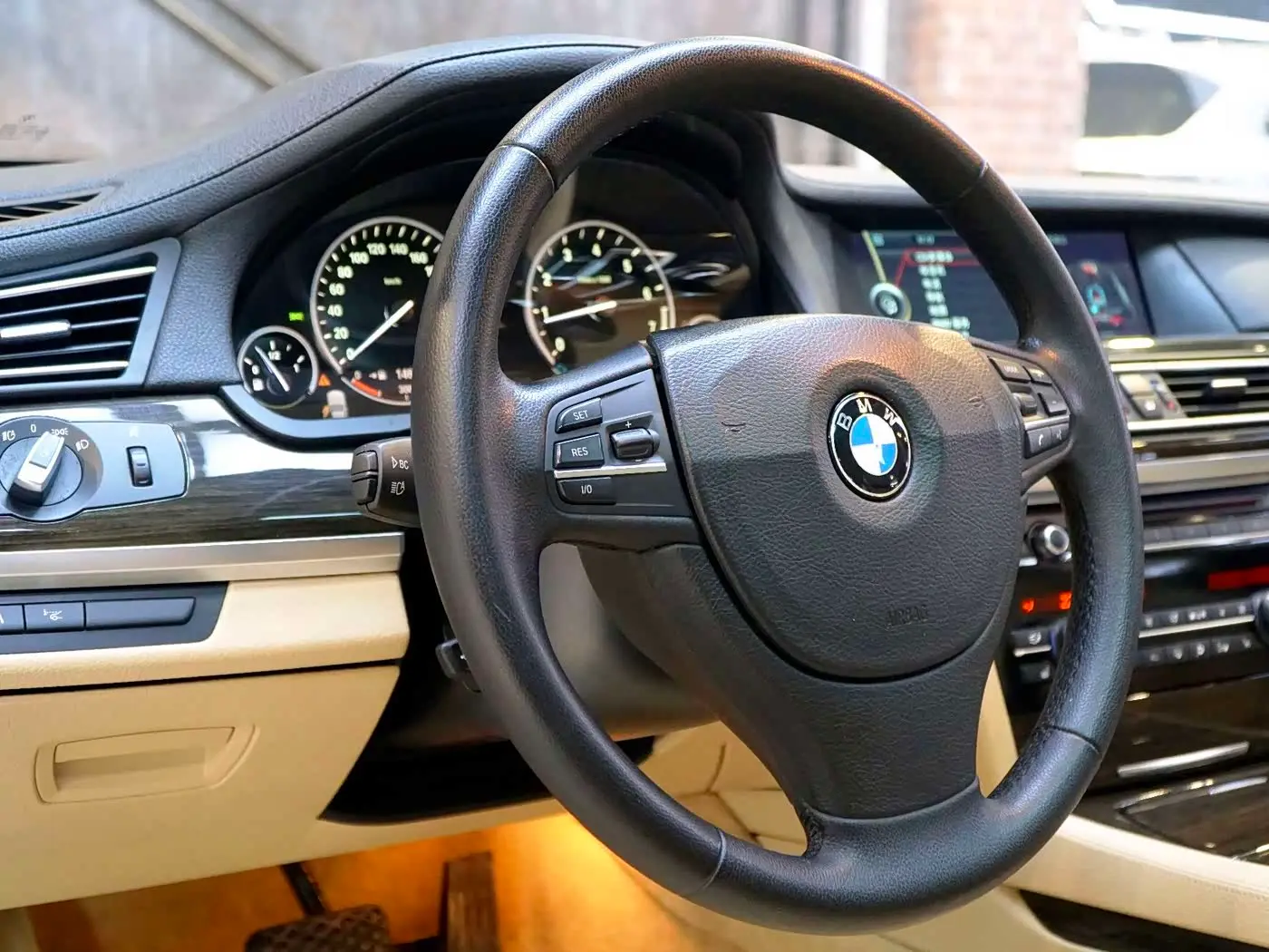 BMW 7 Series 2012 — Photo 17/20