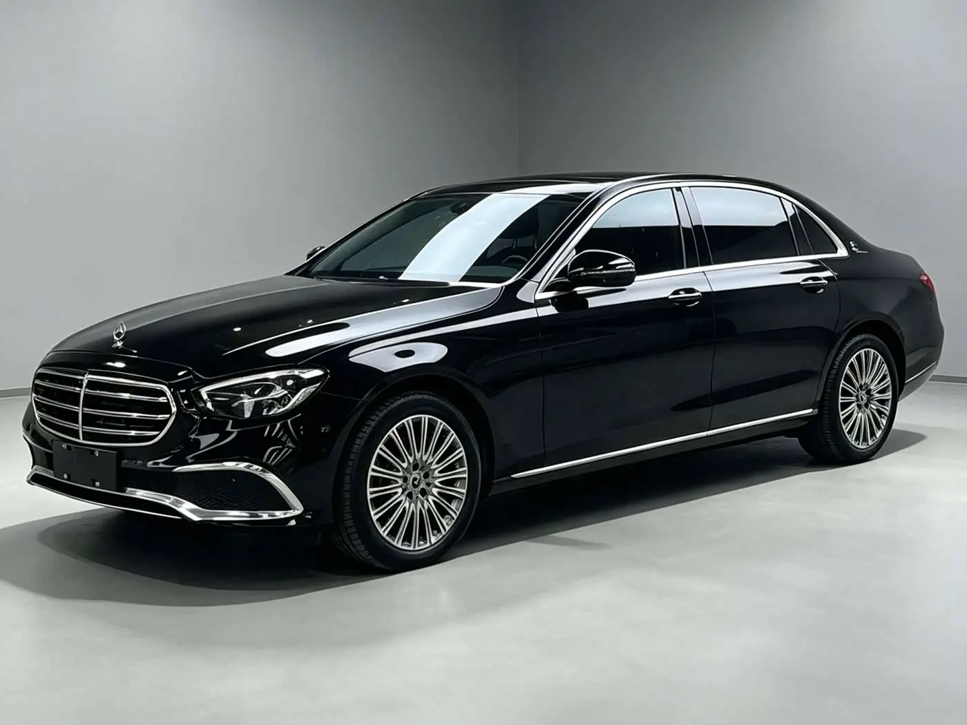 Mercedes-Benz E-Class 2023 — Photo 1/8