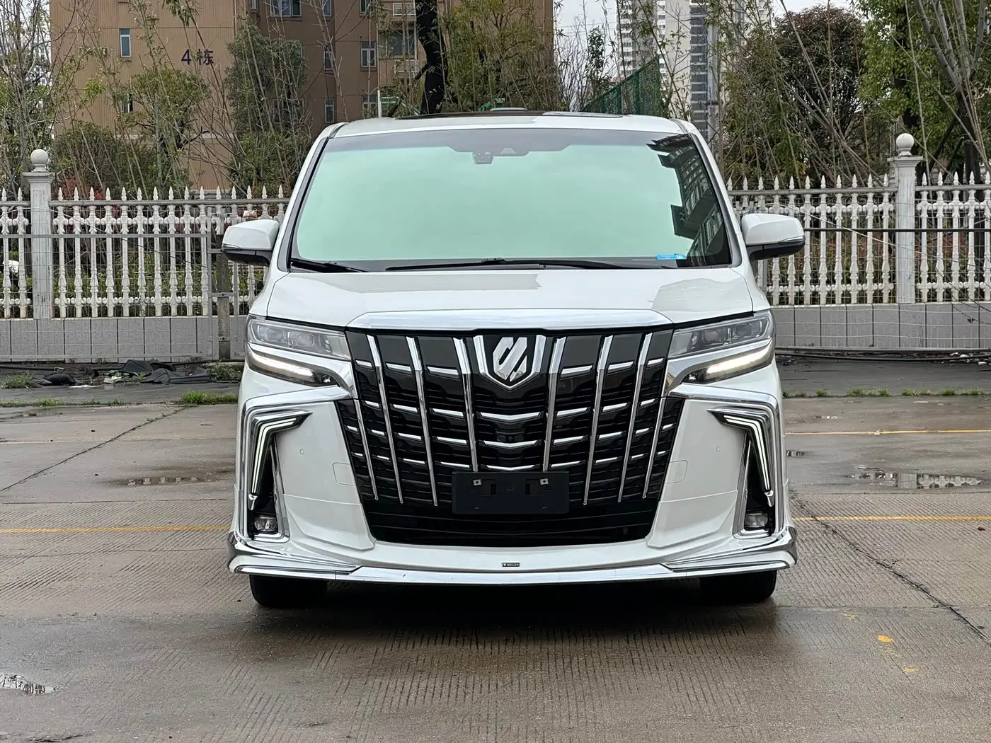 Toyota Alphard 2022 — Photo 2/9