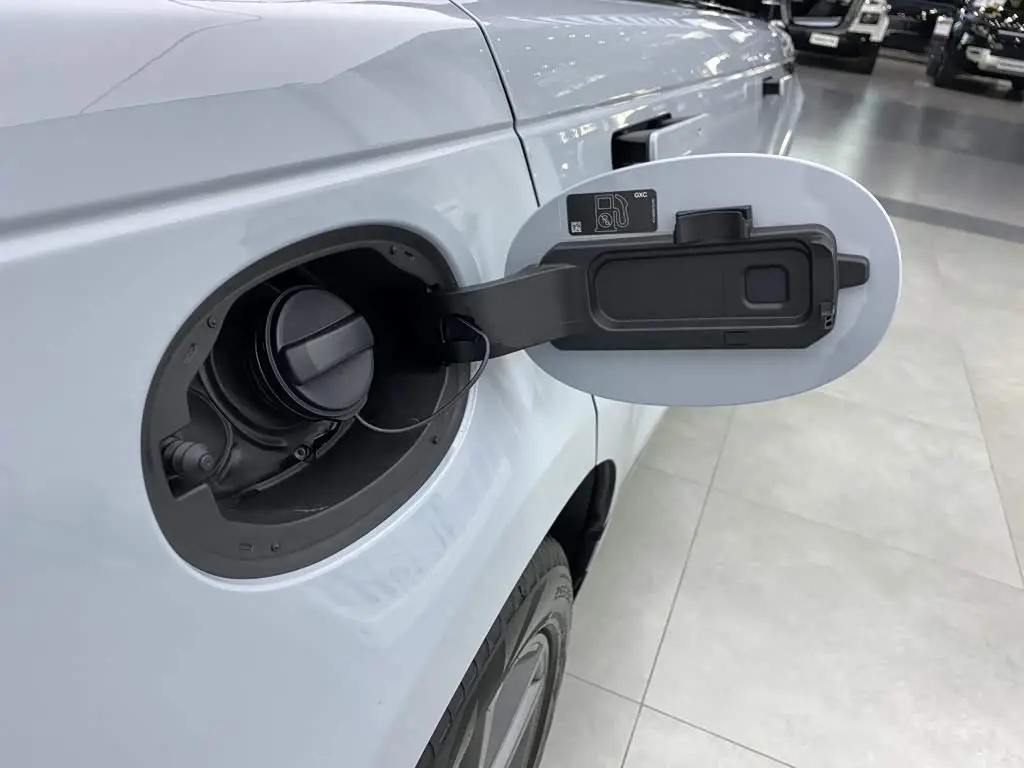 Land Rover Range Rover Velar 2024 — Фото 15/20