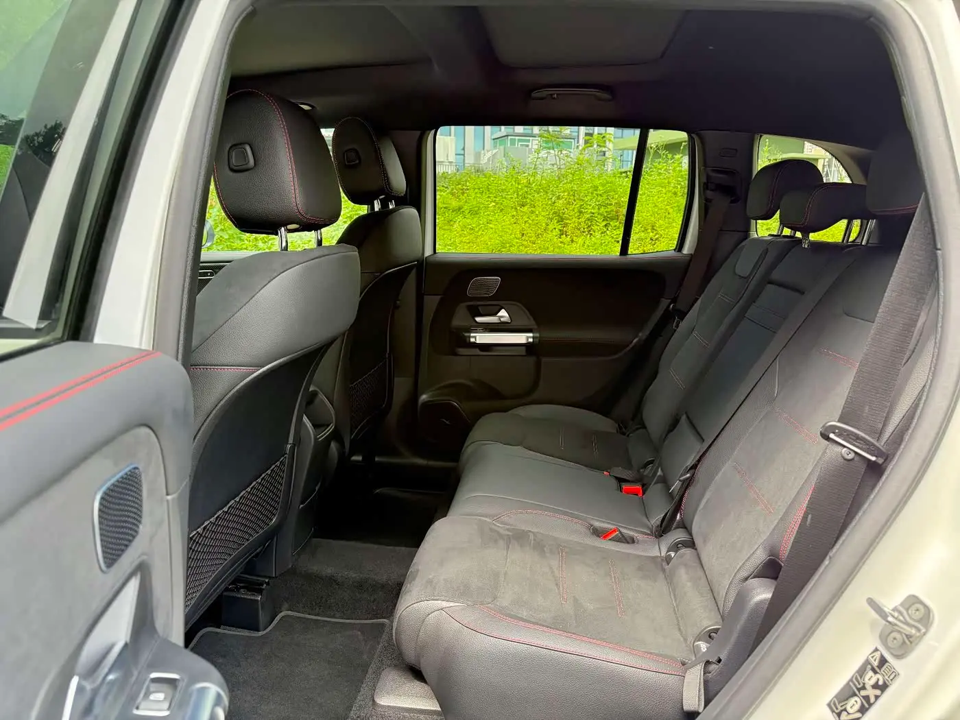 Mercedes-Benz GLB AMG 2025 — Photo 12/15