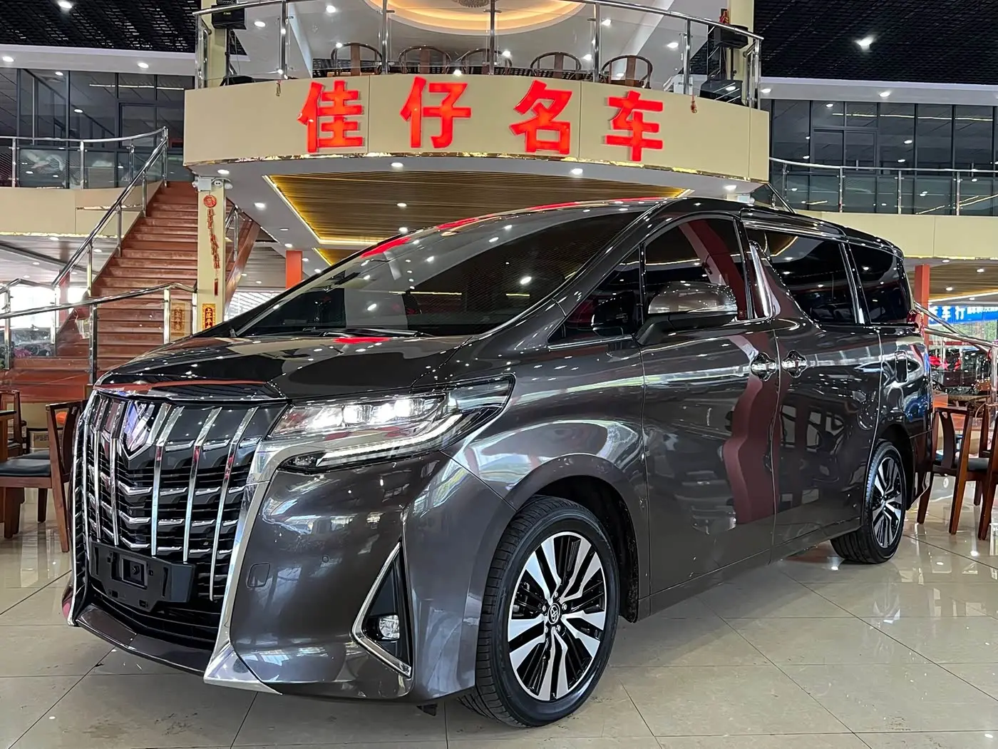 Toyota Alphard 2018 — Photo 1/17