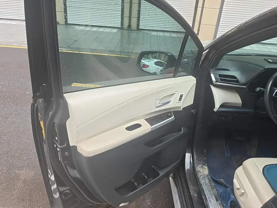 Toyota Granvia 2023 — Photo 7/16