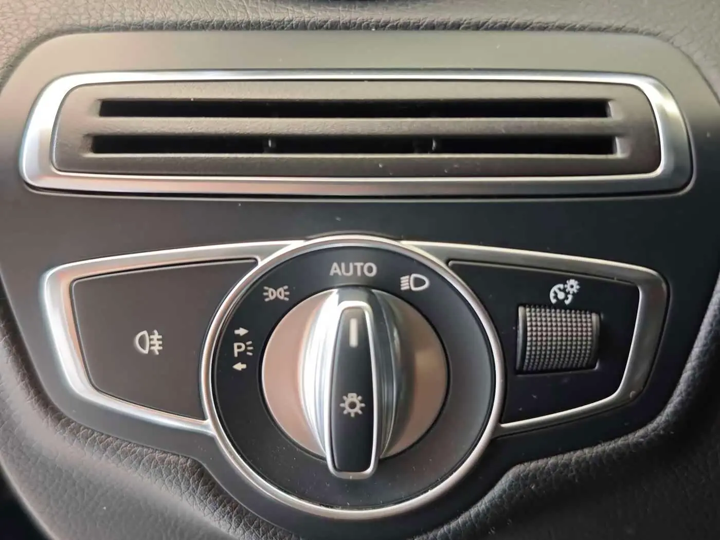 Mercedes-Benz C-Class 2018 — Photo 4/17