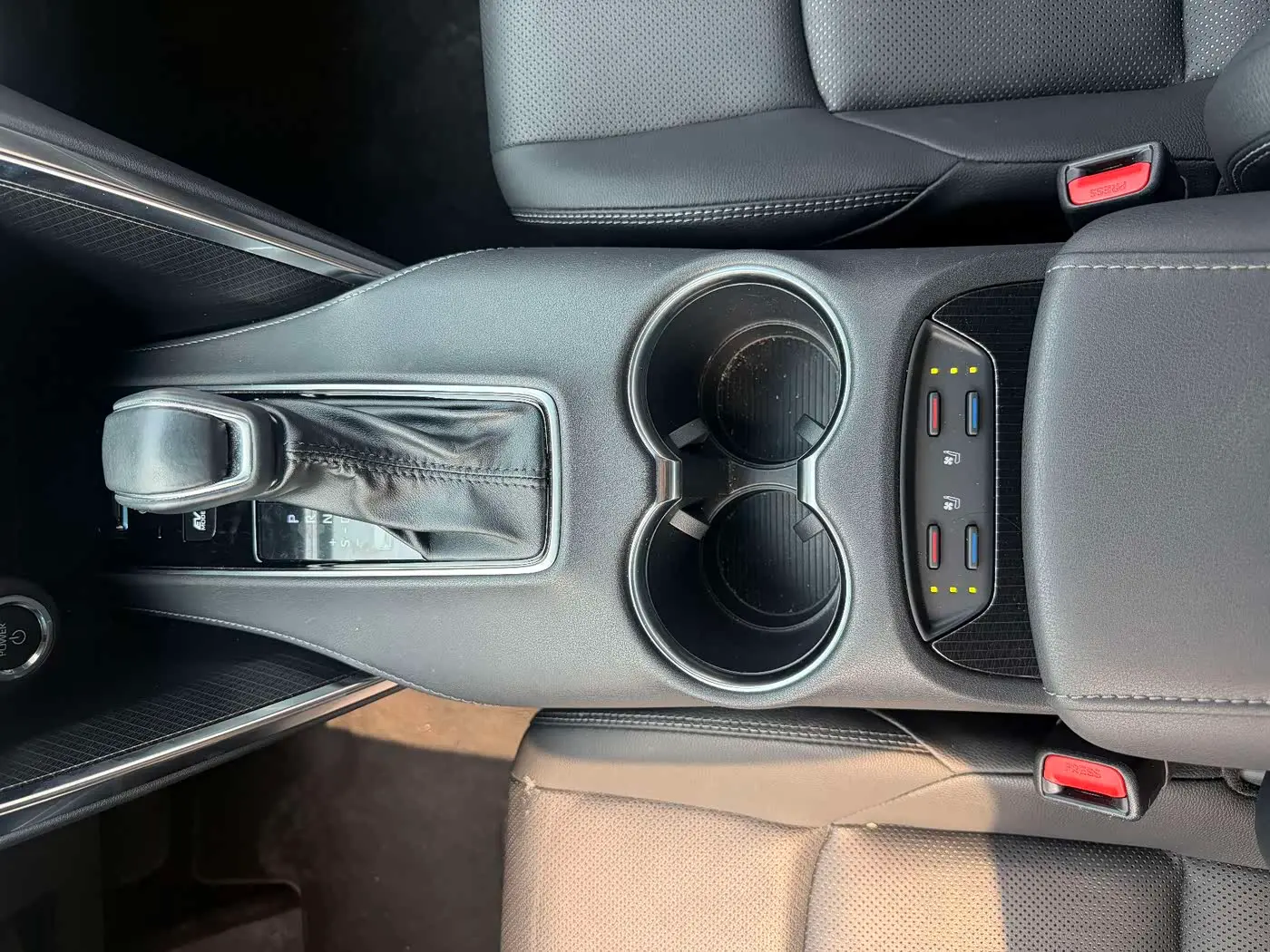 Toyota Venza 2023 — ფოტო 19/20