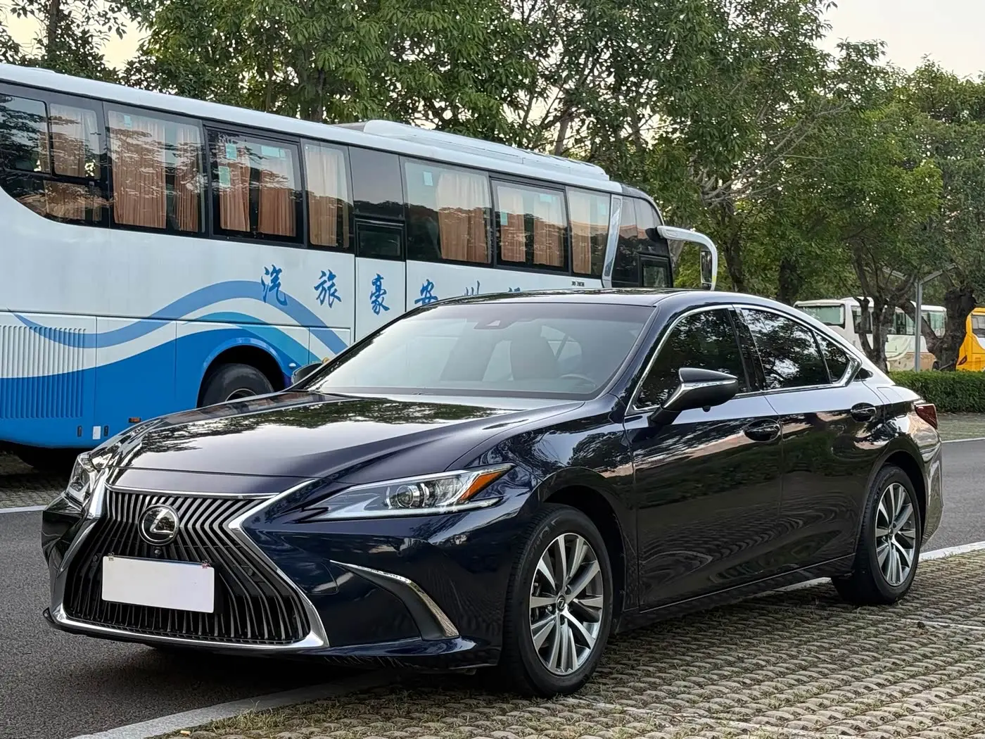 Lexus ES 2021 — Фото 1/16