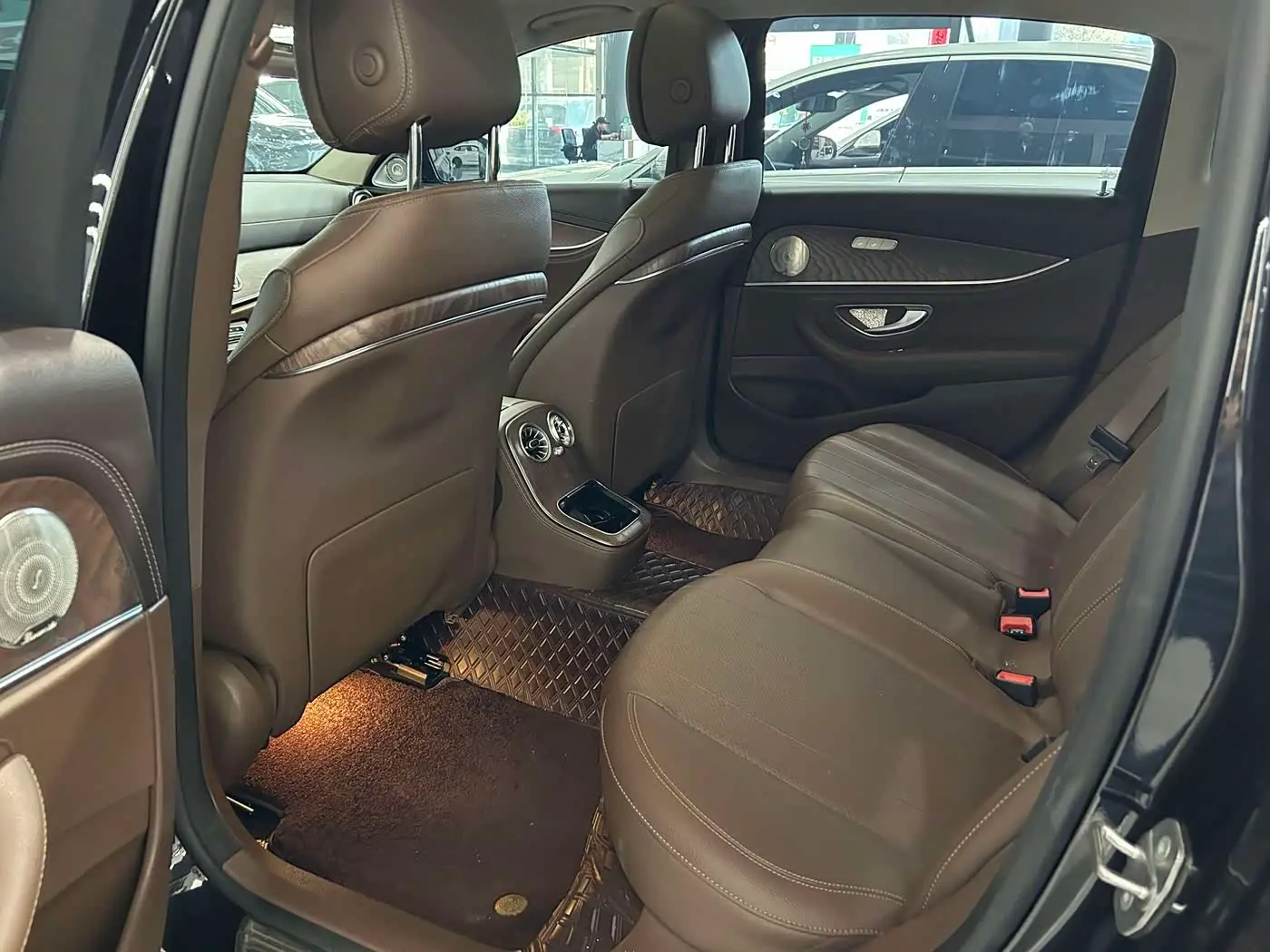 Mercedes-Benz E-Class 2023 — Фото 14/16