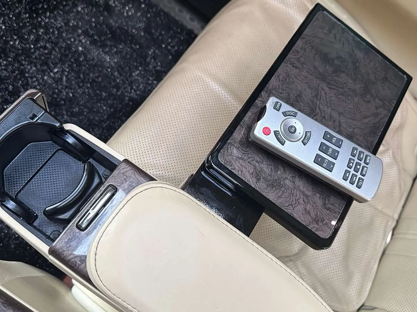Toyota Vellfire 2022 — Photo 17/19