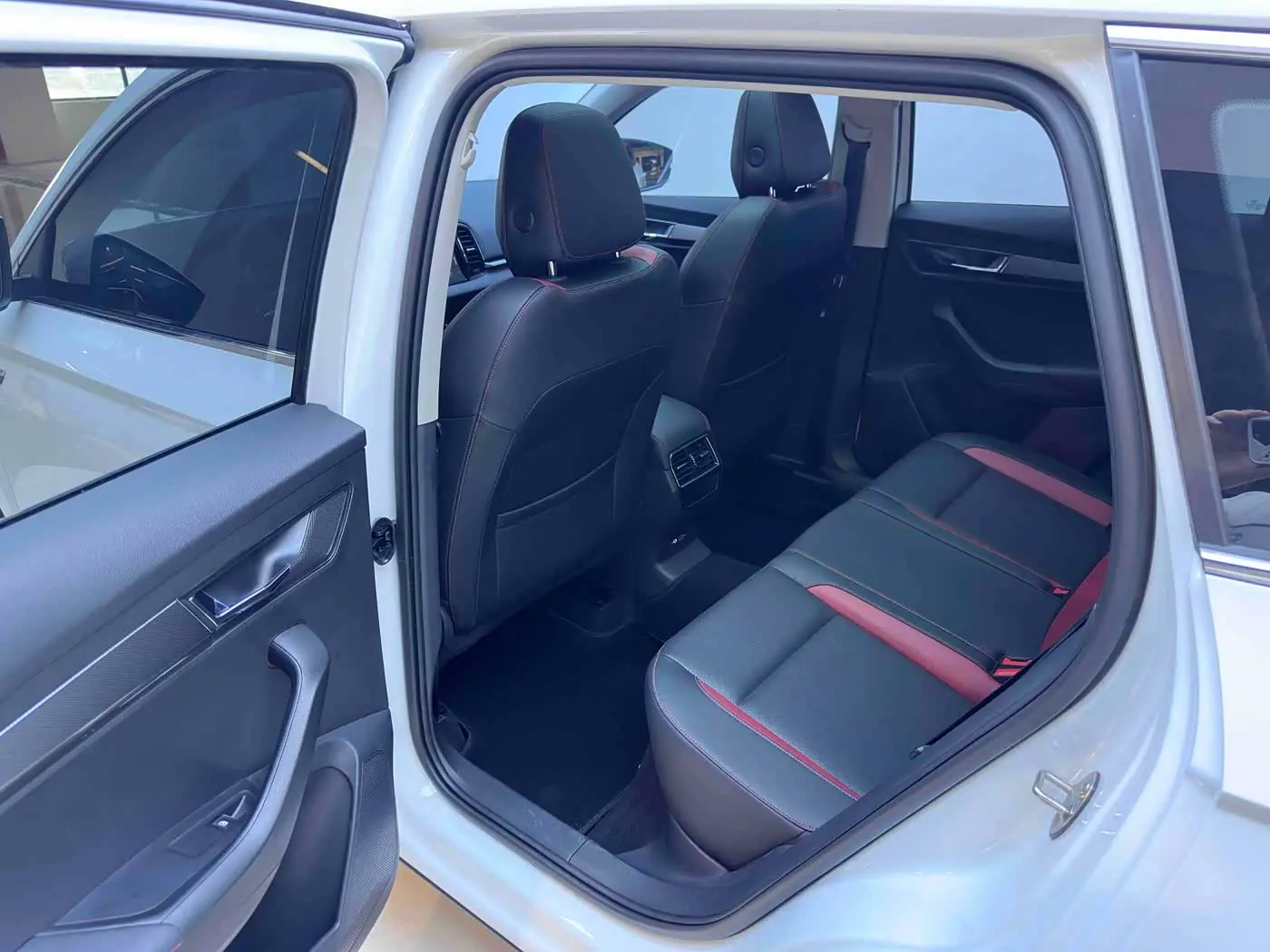 Škoda Karoq 2023 — Photo 11/20
