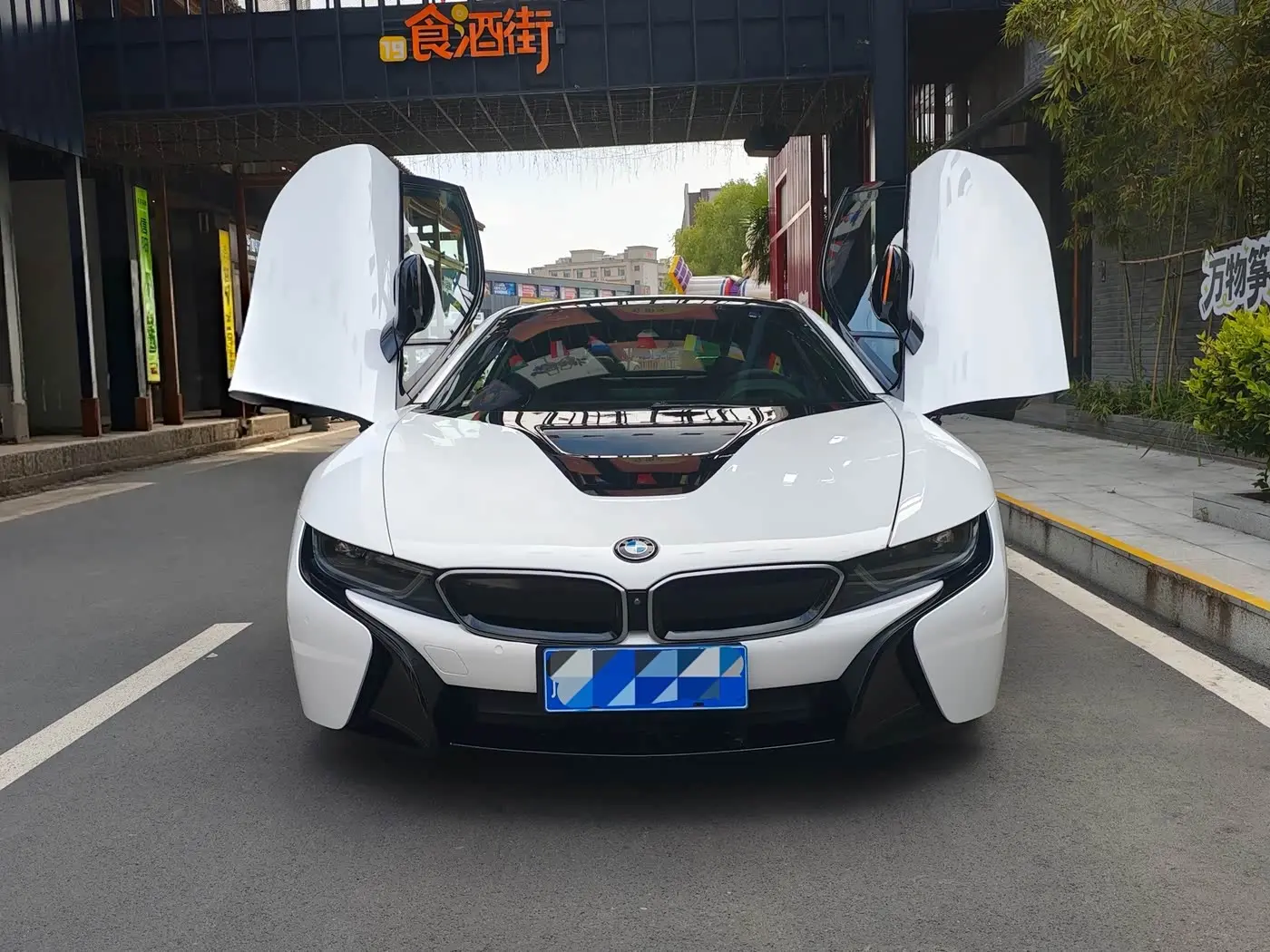 BMW i8 2017 — Фото 18/20