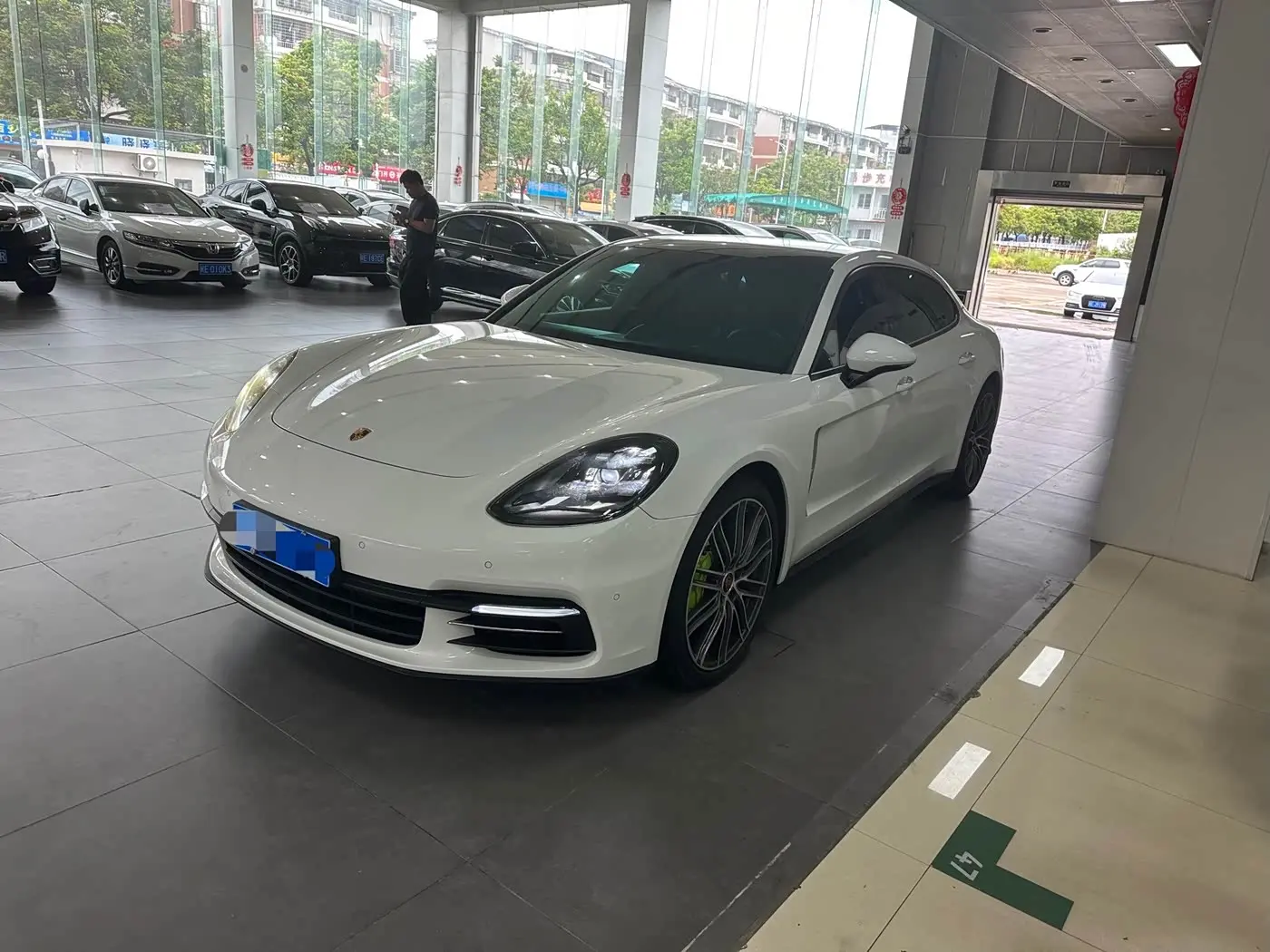 Porsche Panamera 2017 — Photo 1/8