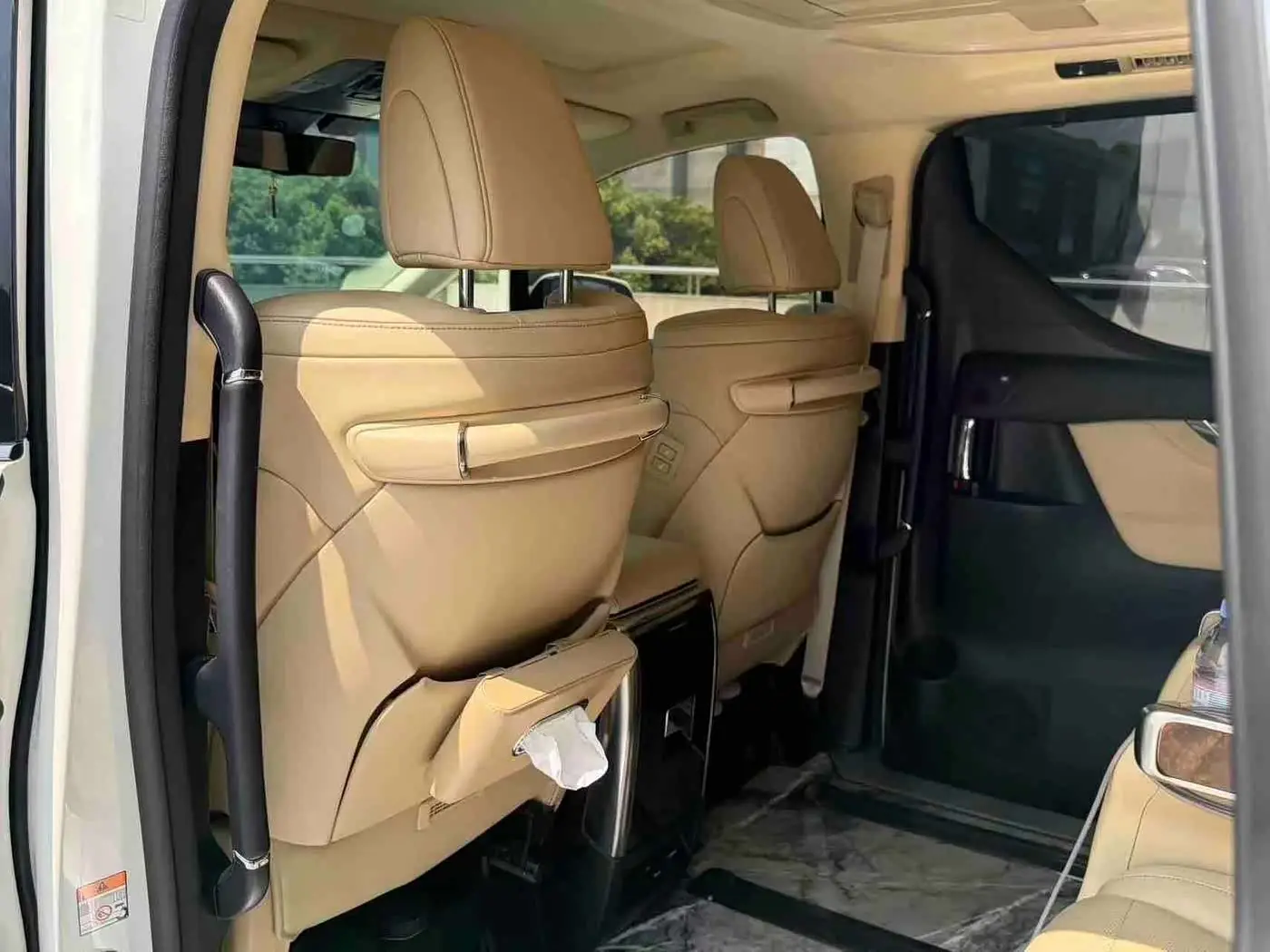 Toyota Alphard 2023 — Photo 6/9