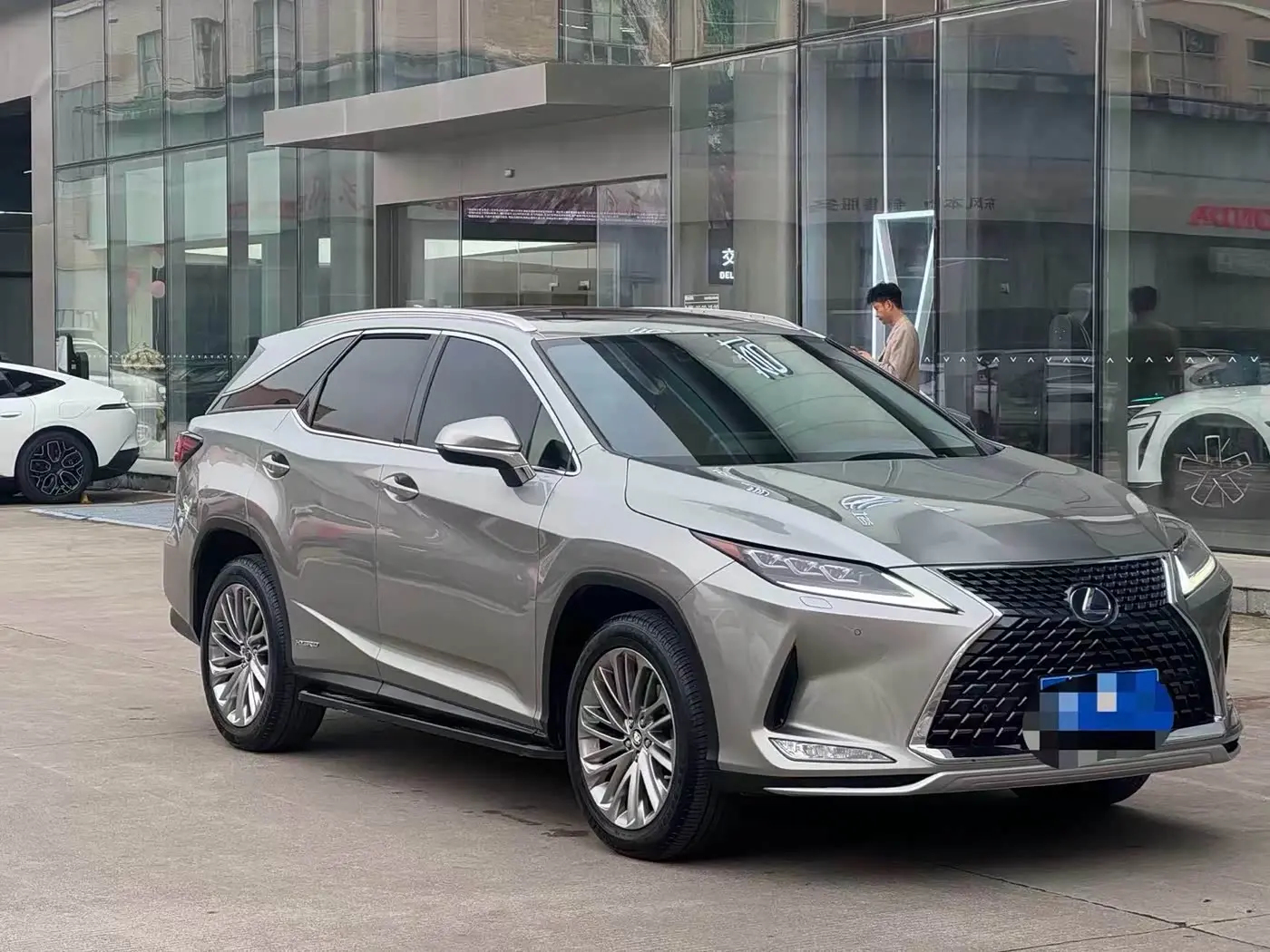 Lexus RX 2019 — Photo 1/8