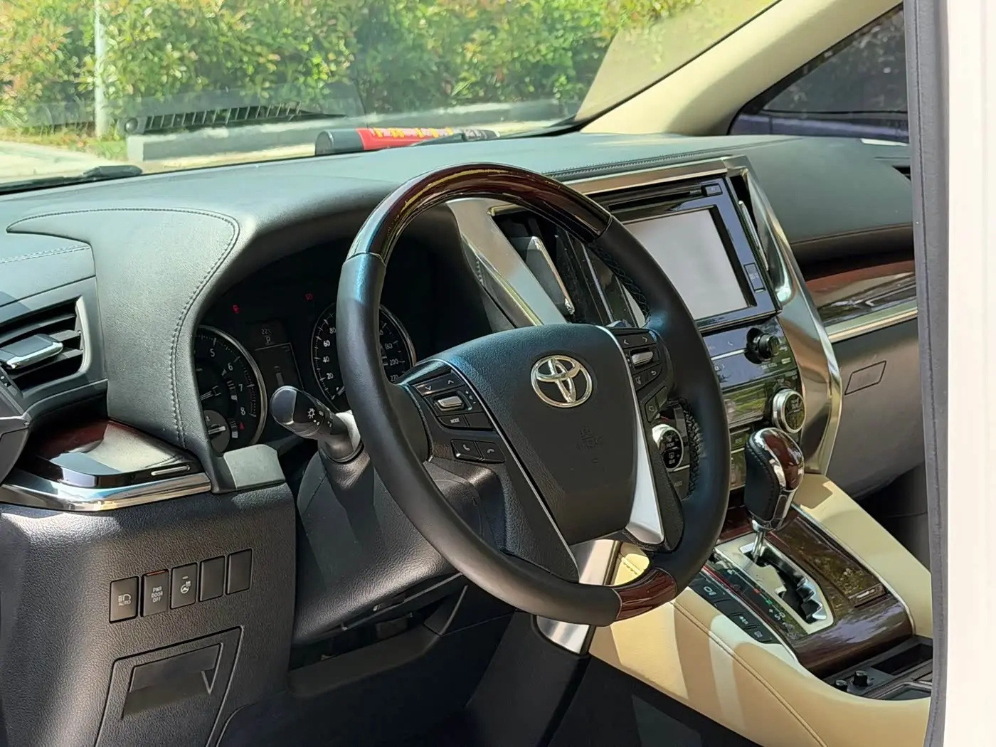 Toyota Alphard 2016 — Photo 8/18
