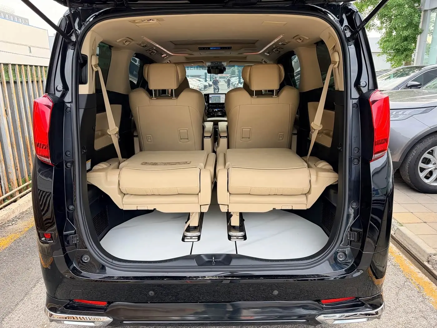 Toyota Alphard 2021 — Photo 5/18