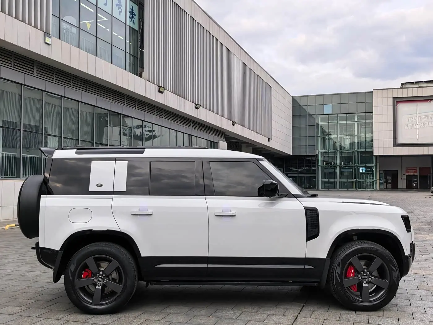 Land Rover Defender 2023 — Photo 4/20