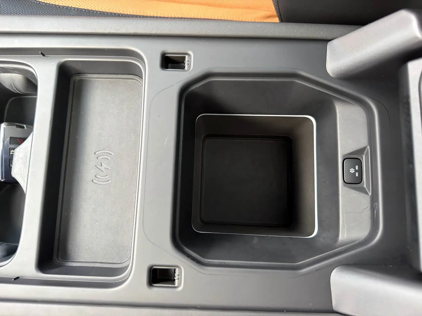 Land Rover Defender 2023 — Photo 6/16