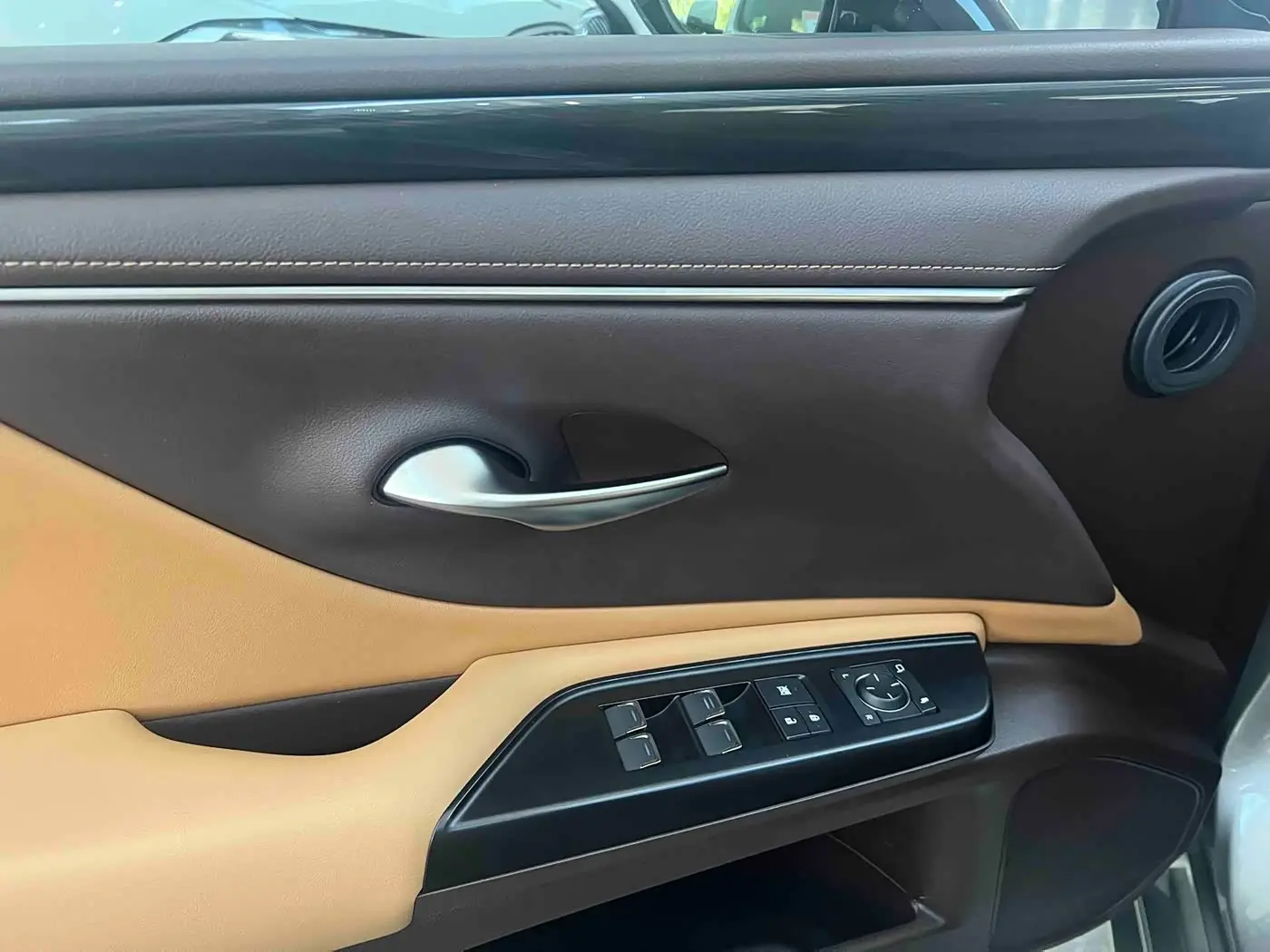 Lexus ES 2021 — Photo 12/20