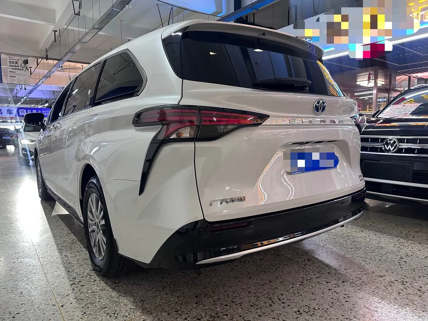 Toyota Sienna 2022 — Фото 7/9